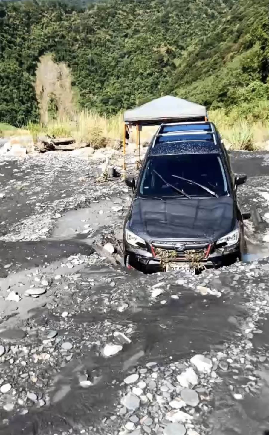露營客遭暴漲的溪水沖走，目前仍未尋獲女童父親。（南投縣消防局提供）