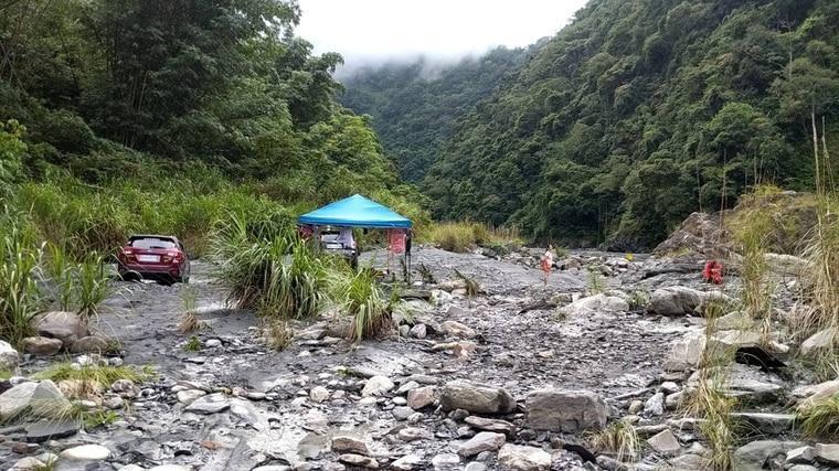 兩家庭到武界栗栖溪露營，卻因閘門異常放水，目前造成3死悲劇。（南投縣消防局提供）
