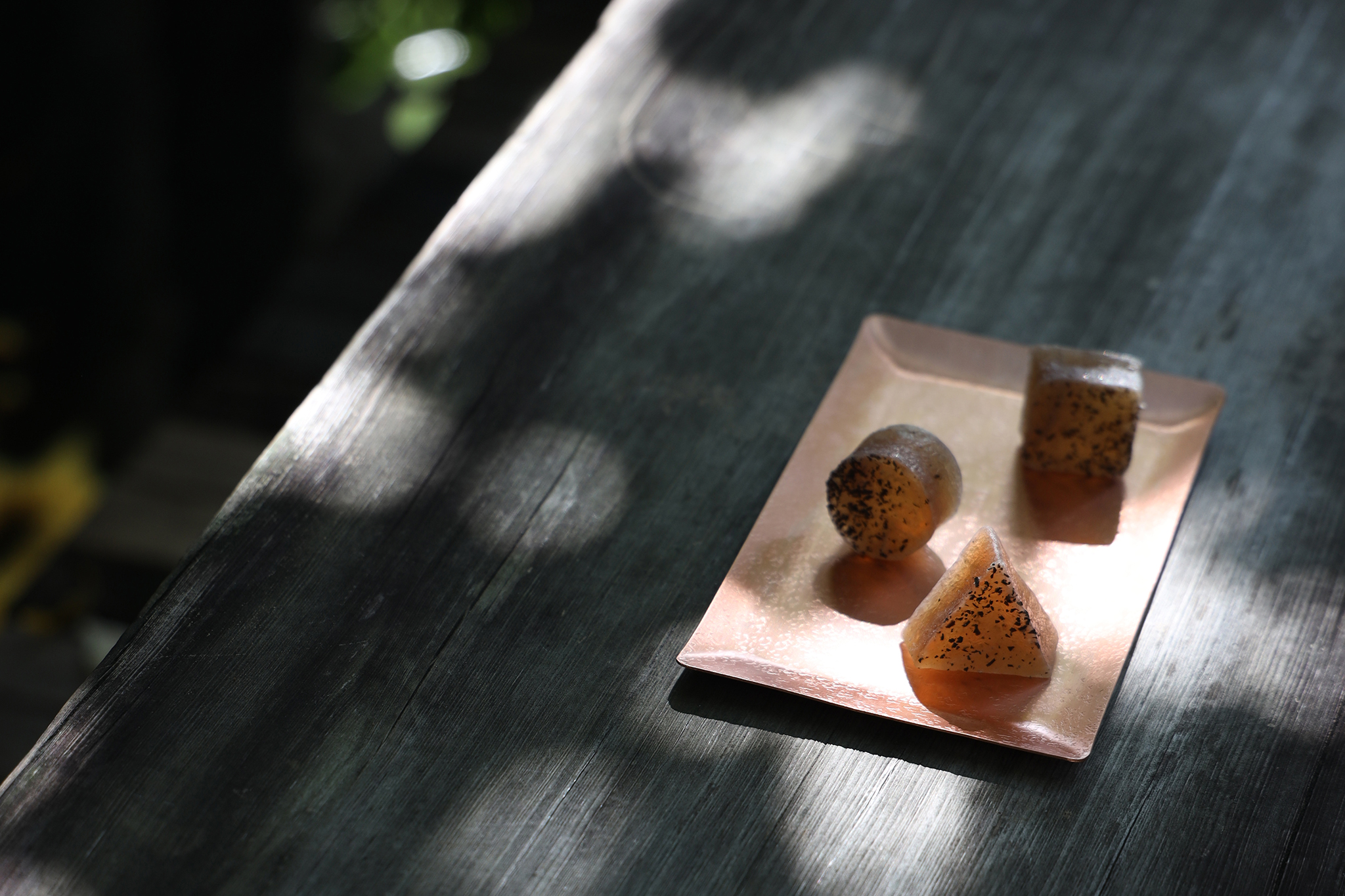 台南「沼澤」以茶入甜點，創作幾何造型琥珀糖。（森/CASA提供）