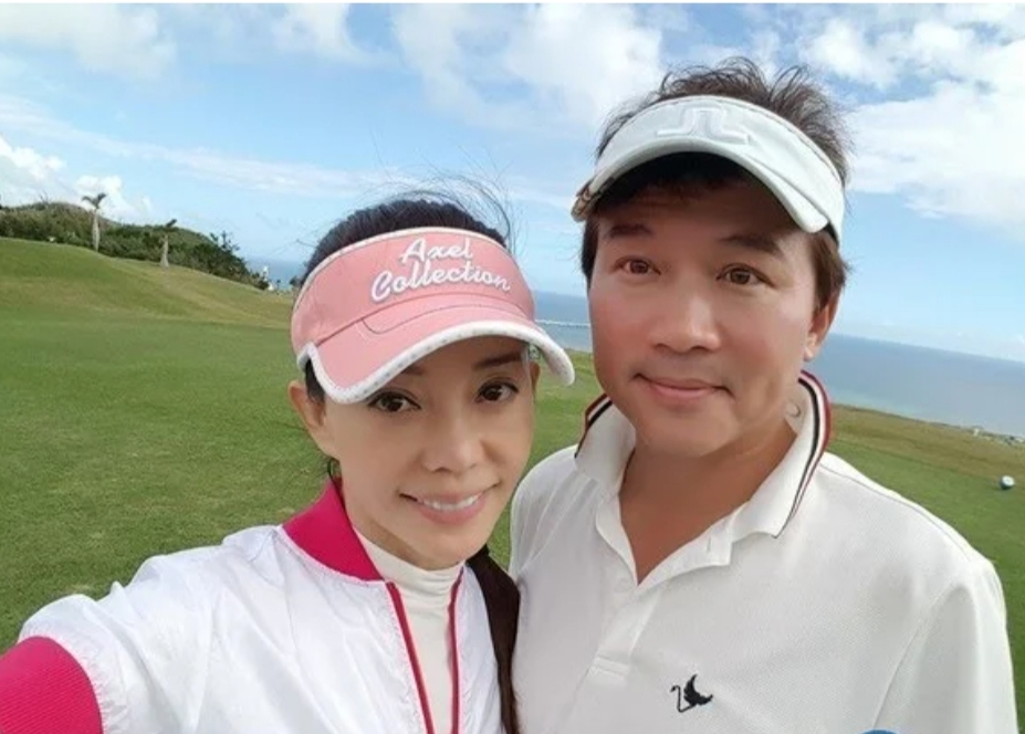 孫鵬和女球友爆緋聞後，狄鶯一度上傳和老公打球照力挺。（翻攝自狄鶯臉書）
