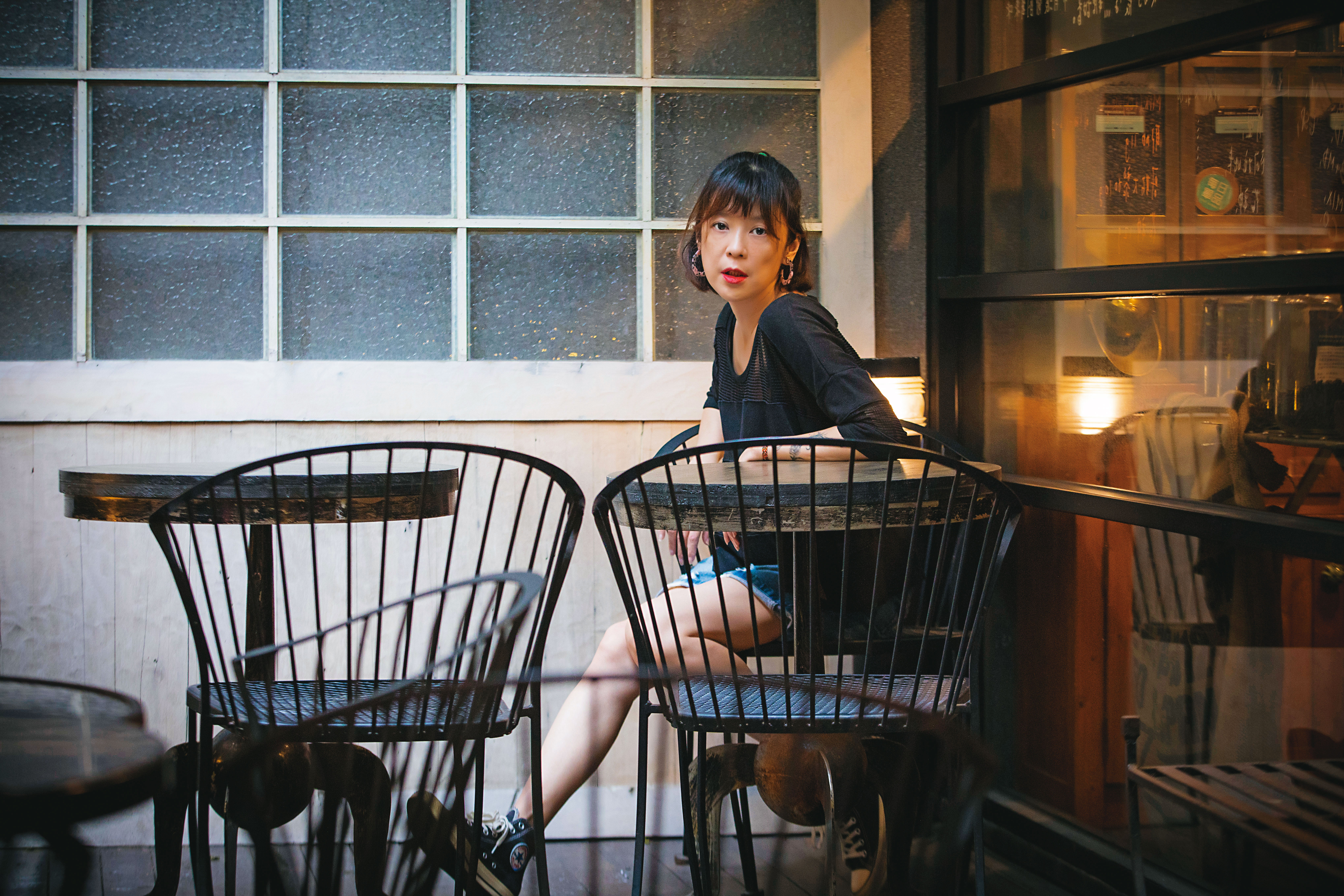 成英姝穿著年輕有型，在鏡頭前也懂得擺弄姿態，像是訓練有素的專業模特兒。