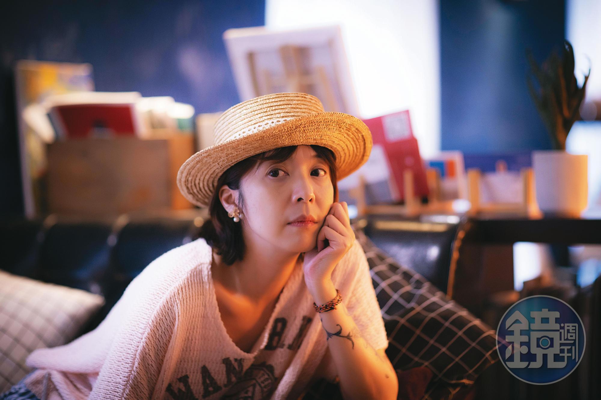 成英姝自拍時幾乎都會「開美肌」,她認為人追求外貌很自然,與年紀無關。「我媽80歲了,對外貌也很執著啊,有人說她漂亮,她還是喜不自勝,這是一定的!」