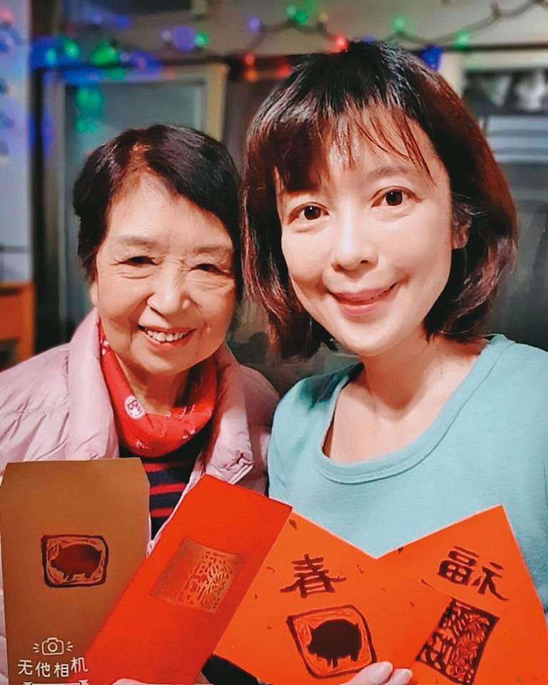 成英姝(右)時常在臉書上曬媽媽(左)。親人一一驟逝,讓她更加珍惜與媽媽相處的時光。(翻攝成英姝臉書)