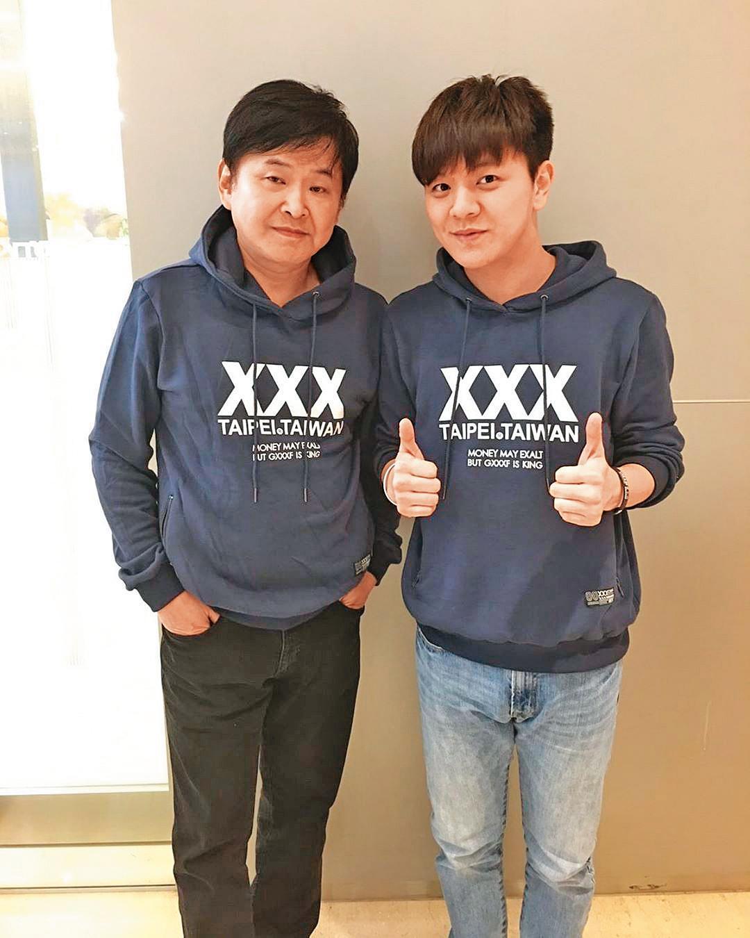 賀一航(左)去年病逝後,兒子曾治豪扛起一家之主的責任。(翻攝自曾治豪IG)