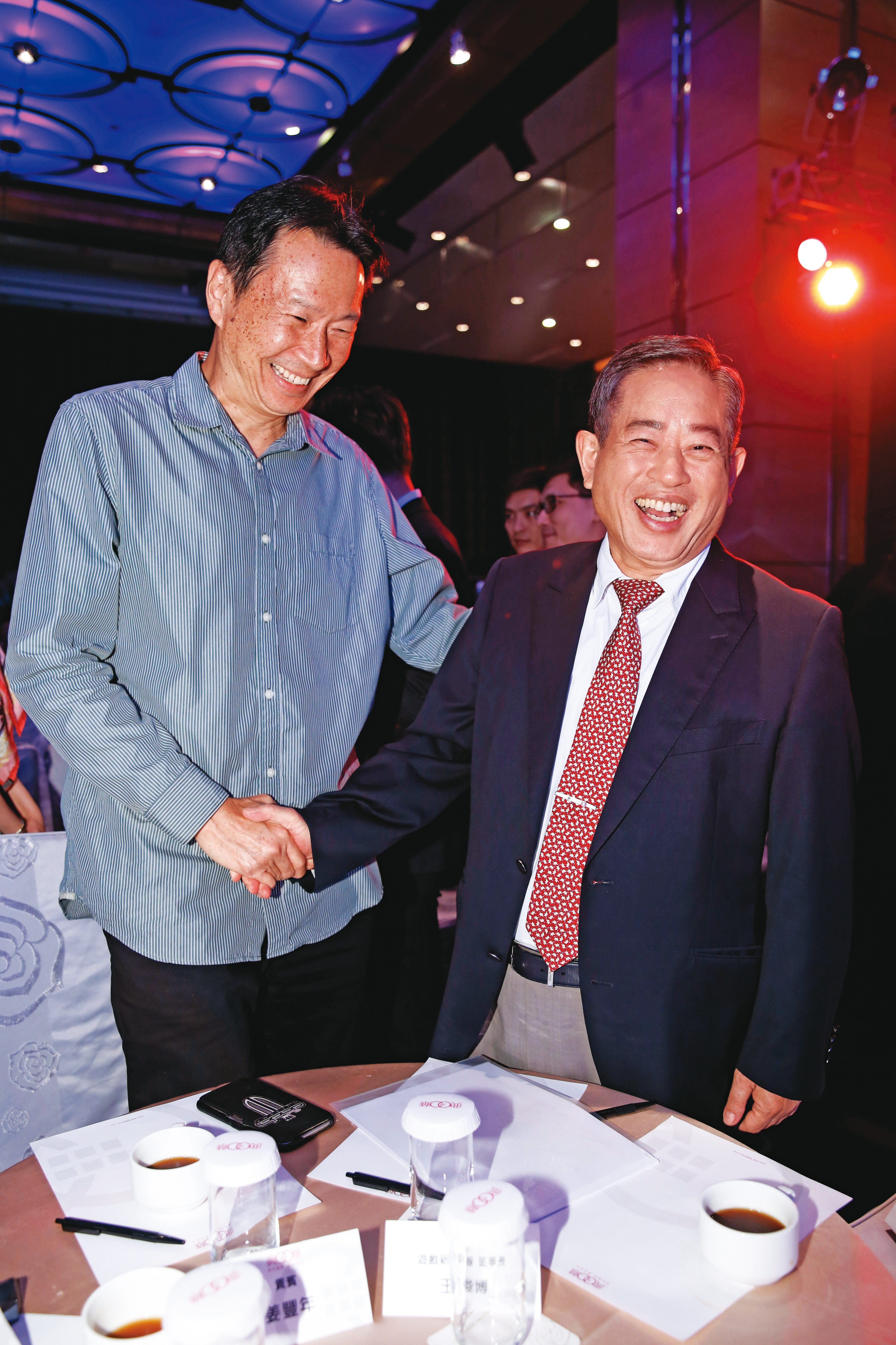在凃俊光和姜豐年(左)牽線下,促成全達、智冠旗下金流公司整併。右為智冠董事長王俊博。