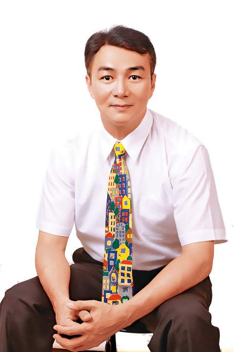 馮光榮昔日是瓊瑤小生,因半年接不到任何通告而改賣房子。(翻攝自馮光榮臉書)