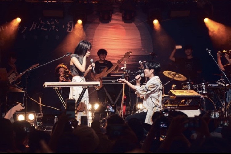 「Crispy脆樂團」的Skippy昨（13日）晚在演唱會上，當眾向另一成員丁丁下跪求婚。（翻攝自Crispy臉書）