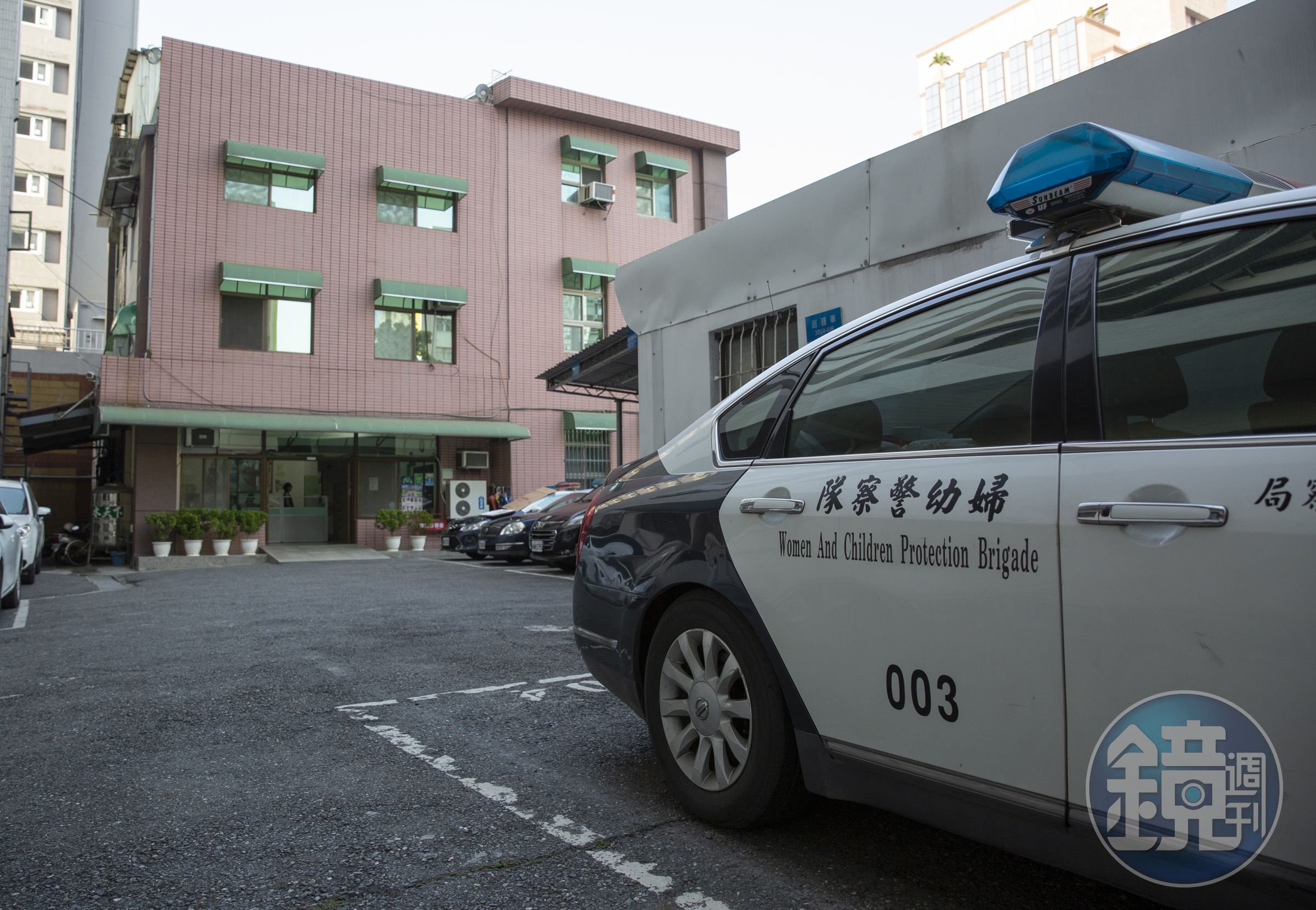 高雄市一名男子懷疑老婆「討客兄」，報警謊稱「有人正在性侵我老婆」，警方認為他無故撥打報案專線、故意謊報案，圖為示意圖。（本刊資料照）