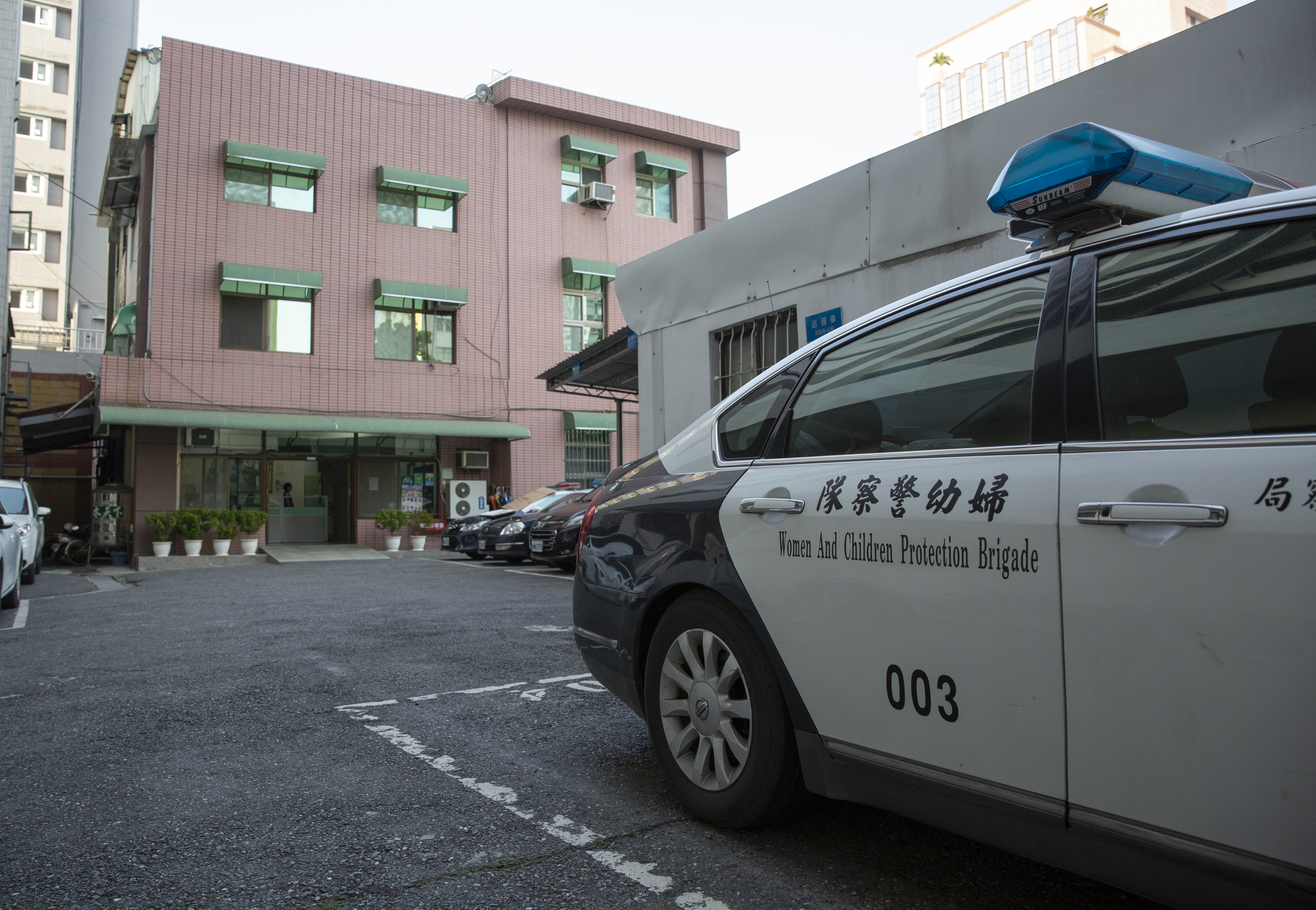 高雄市一名男子懷疑老婆「討客兄」，報警謊稱「有人正在性侵我老婆」，警方認為他無故撥打報案專線、故意謊報案，圖為示意圖。（本刊資料照）