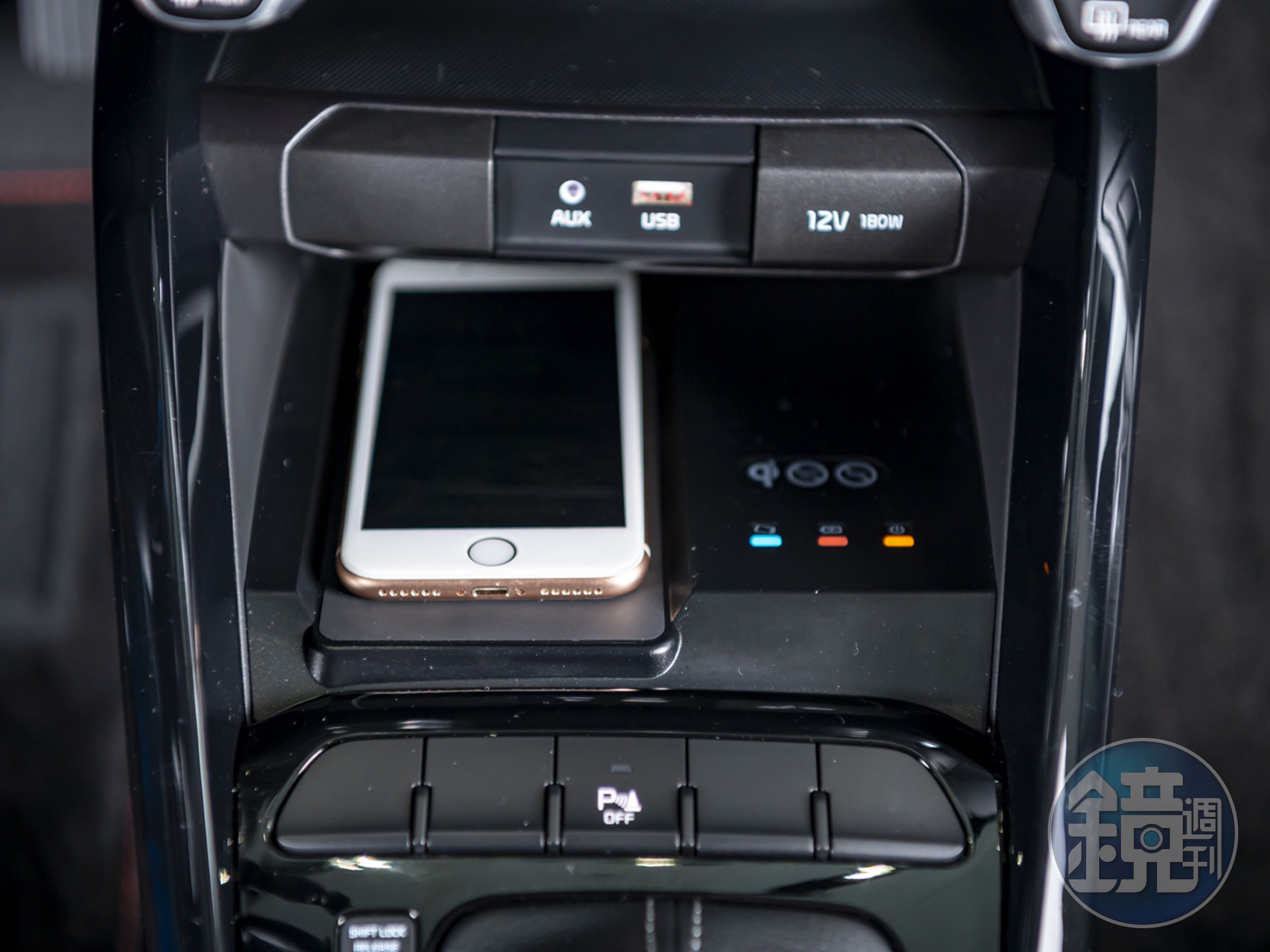 KIA「Stonic就是愛線特仕版」升級無線充電裝置。