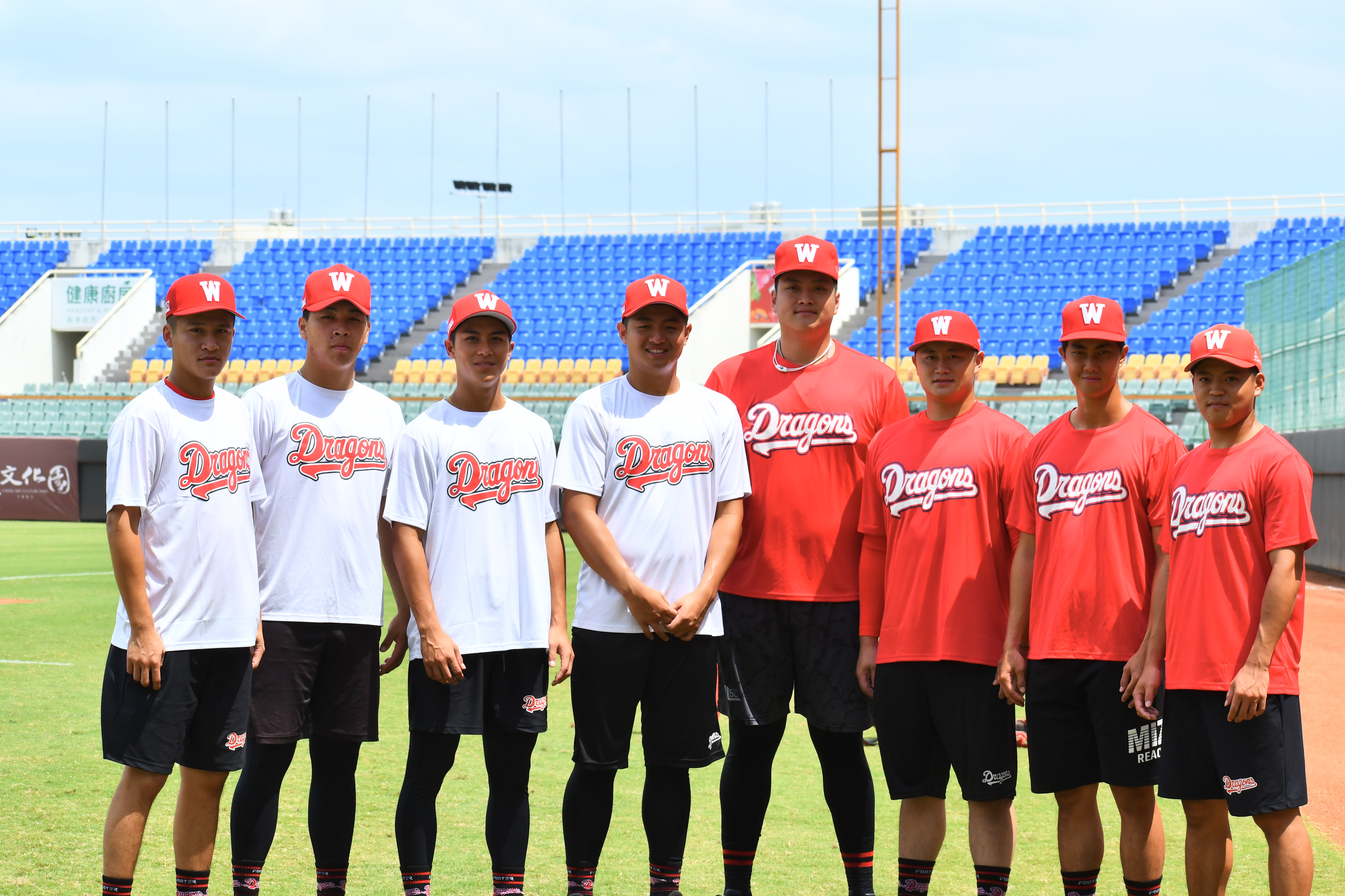 味全龍已簽約報到新秀8人，左起為林辰勳、劉崇聖、呂詠臻、林逸達、廖任磊、蔣少宏、趙璟榮及王順和。（味全龍提供）