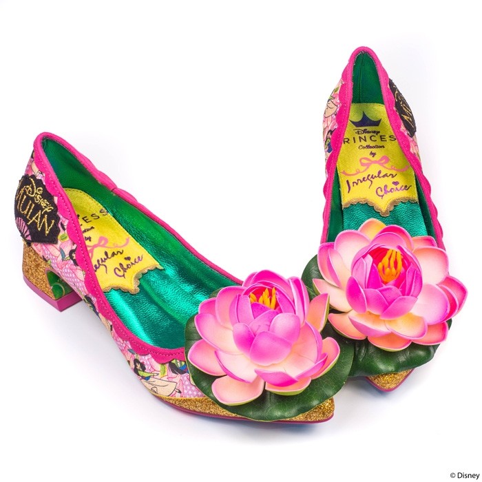 《花木蘭》聯名鞋款融入刺繡、蓮花等東方元素,但立體蓮花造型被譏像是「壽鞋」。(翻攝自Irregular Choice網站)