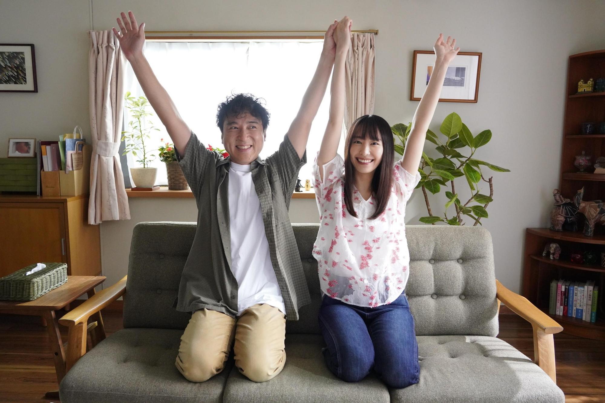 室剛(左)和新垣結衣在福田雄一執導的日劇《寵女青春白皮書》飾演夫妻。(翻攝自《寵女青春白皮書》推特)