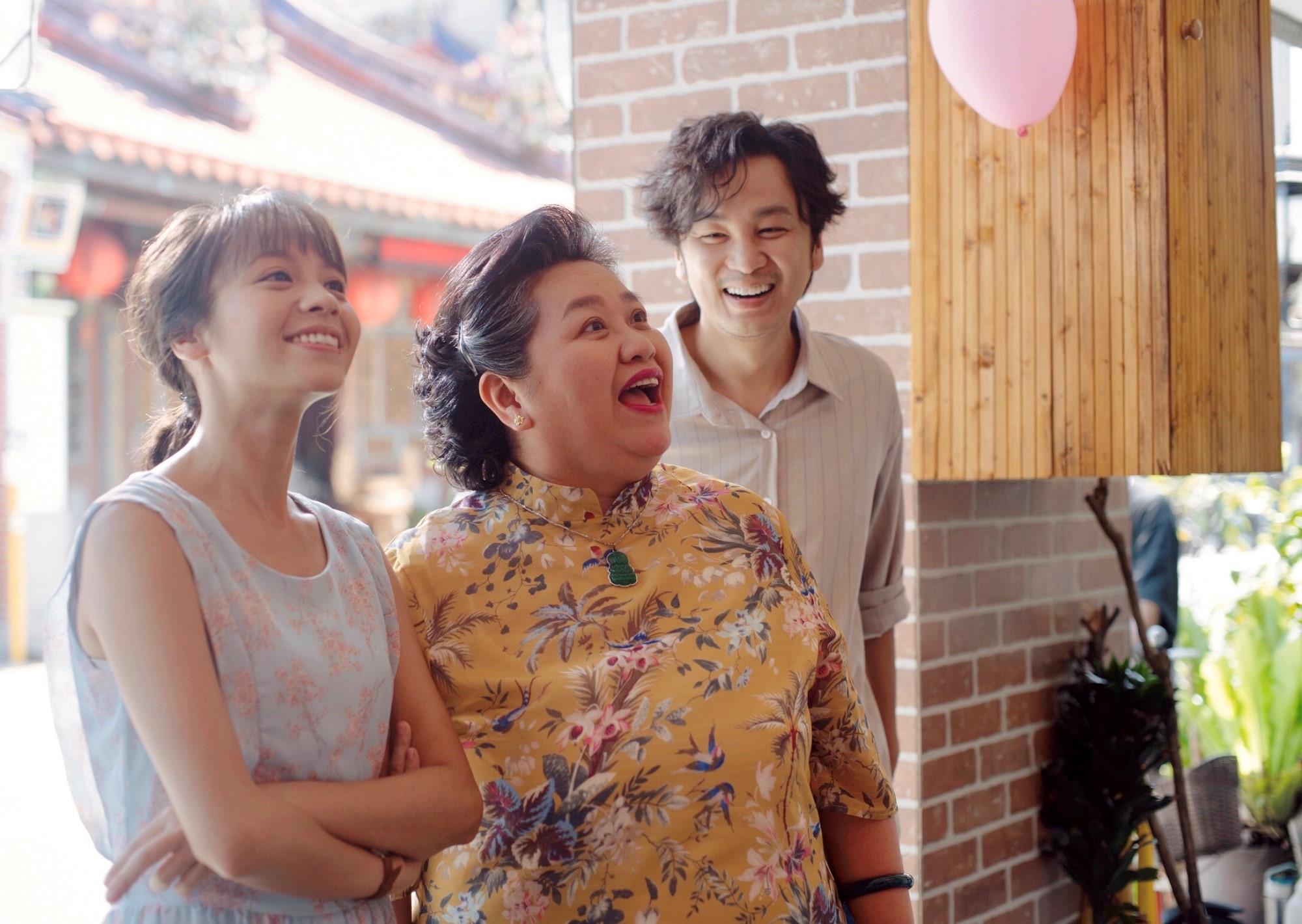 《我的婆婆怎麼那麼可愛》收視率最高攀升至4.16%,連帶讓3位主演黃姵嘉(左起)、鍾欣凌、張書偉人氣看漲。(公視提供)