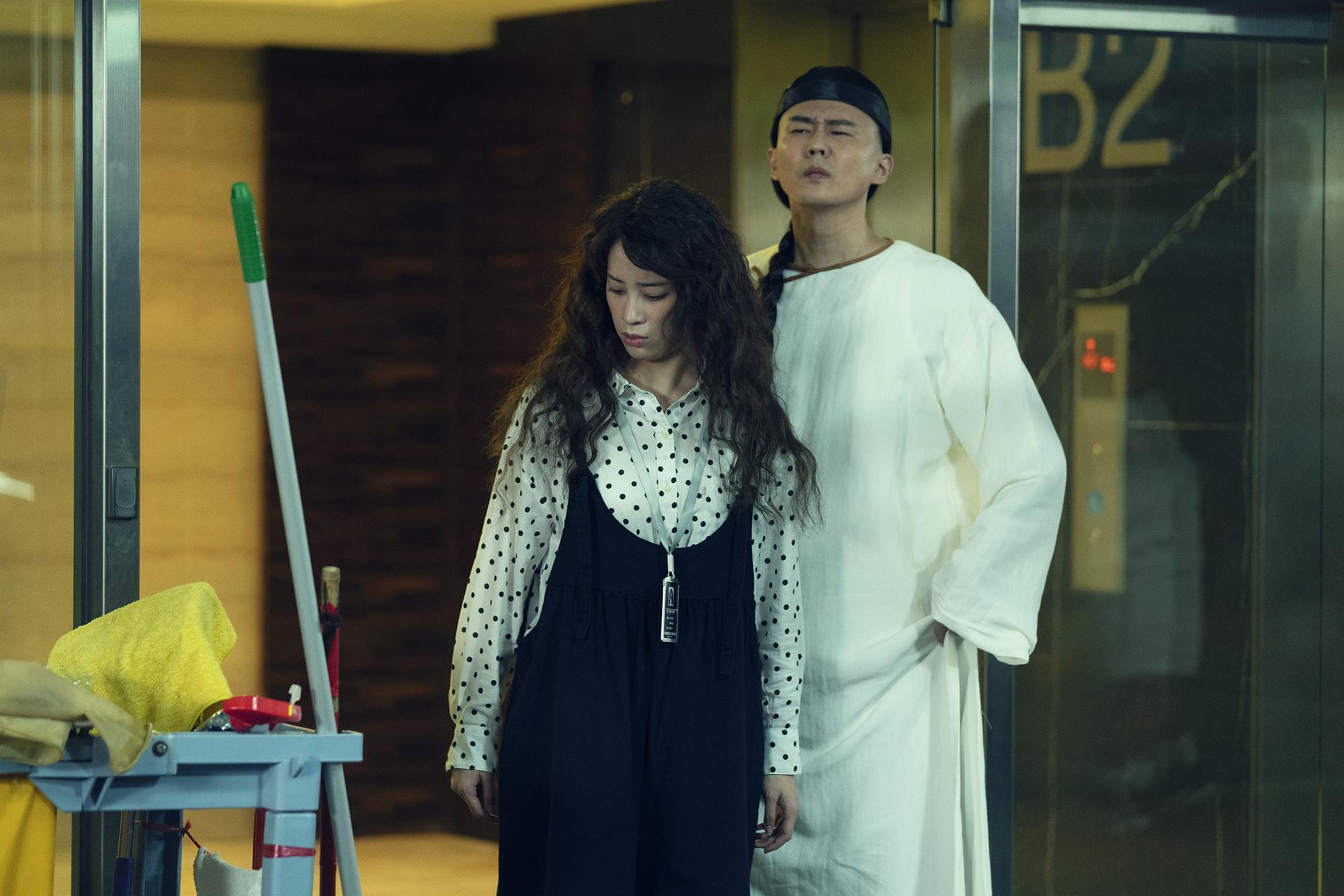 狄志杰演的清朝鬼是《腦波小姐》收視亮點之一,左為歐陽妮妮。(麗象影業提供)