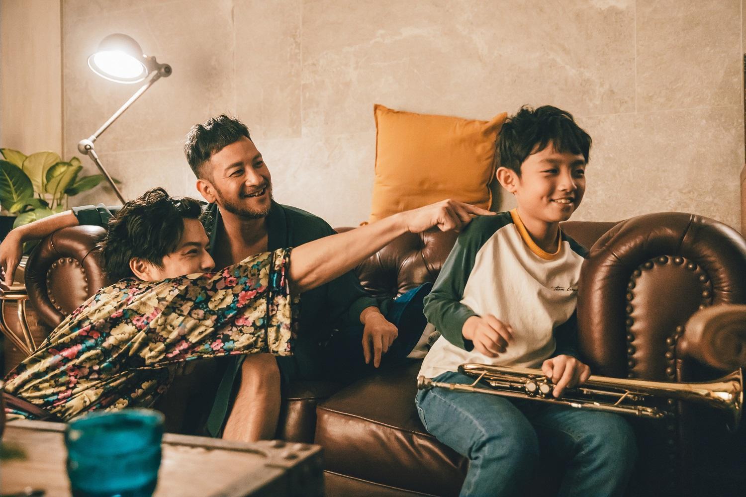 江常輝(左)與高山峰(中)在短片《輕鬆搖擺》飾演一對同志配偶,呈現台灣同婚合法後的面貌。(高雄電影節提供)