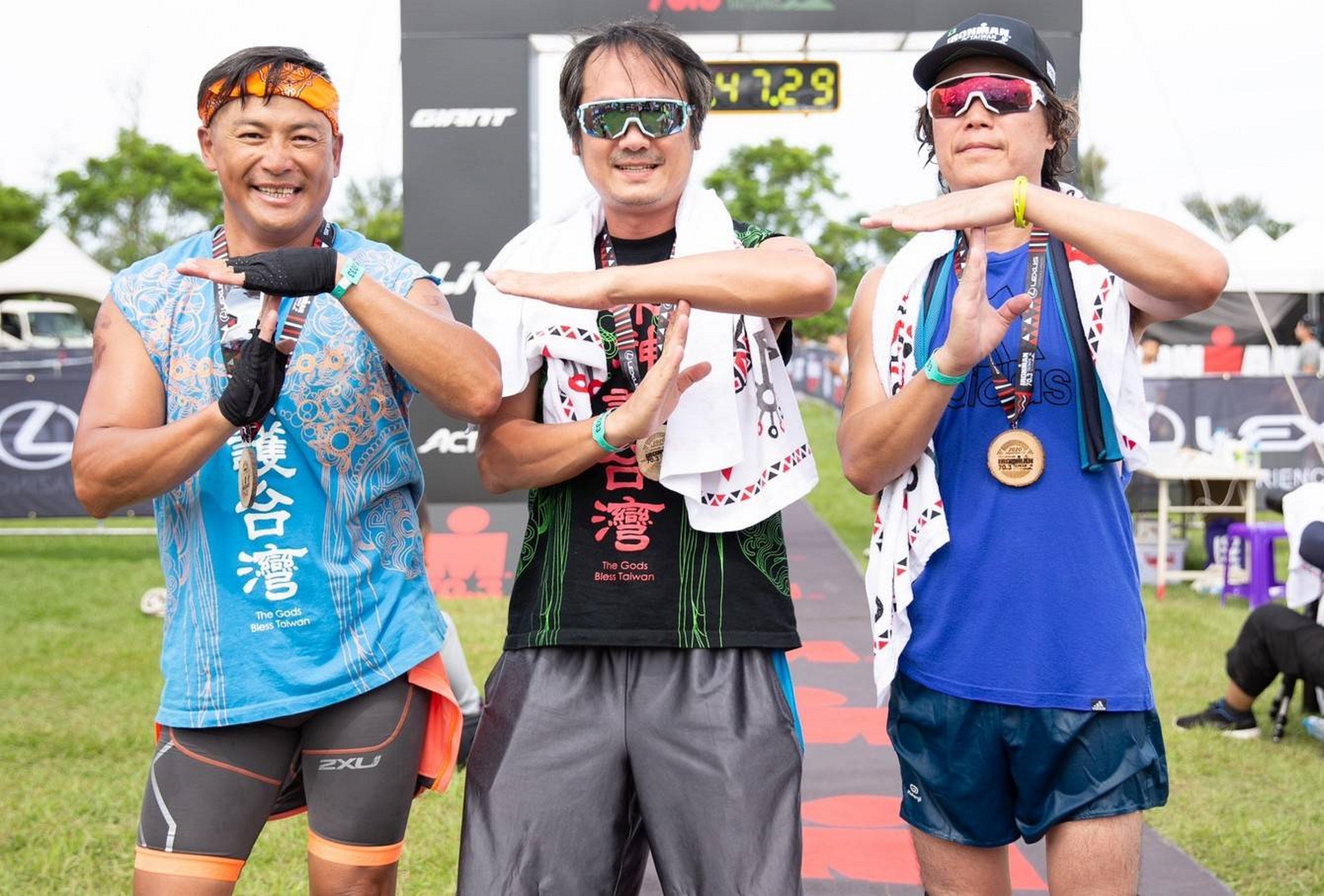 江宏恩（左起）、白董、吉董接力完成鐵人三項比賽。（台灣鐵人三項公司提供）