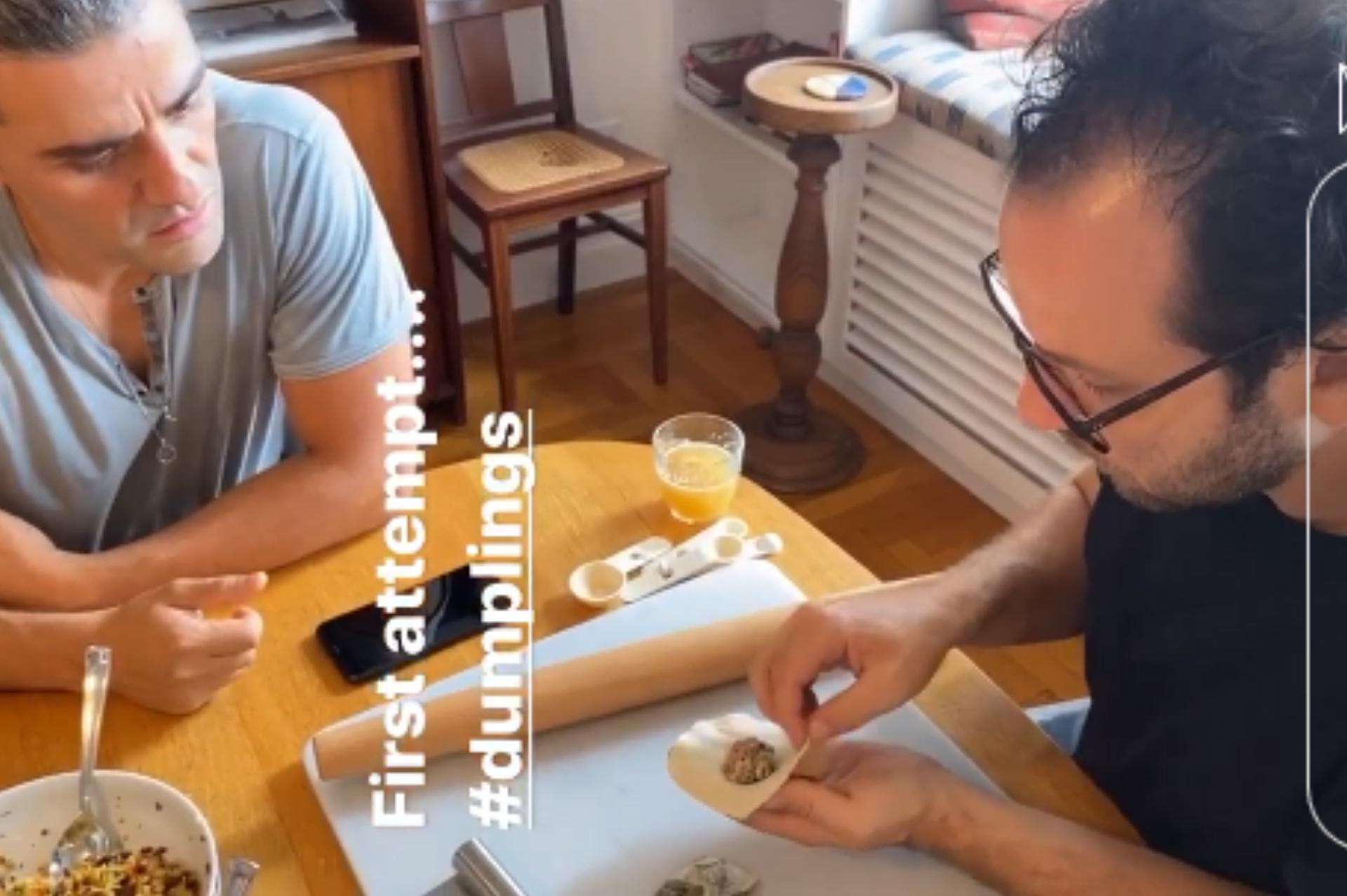 奧斯卡伊薩克與友人包水餃聚餐，第一次包餃子的他專心學習朋友的教導，但皮太厚餡太少。（翻攝自Elvira Lind IG）