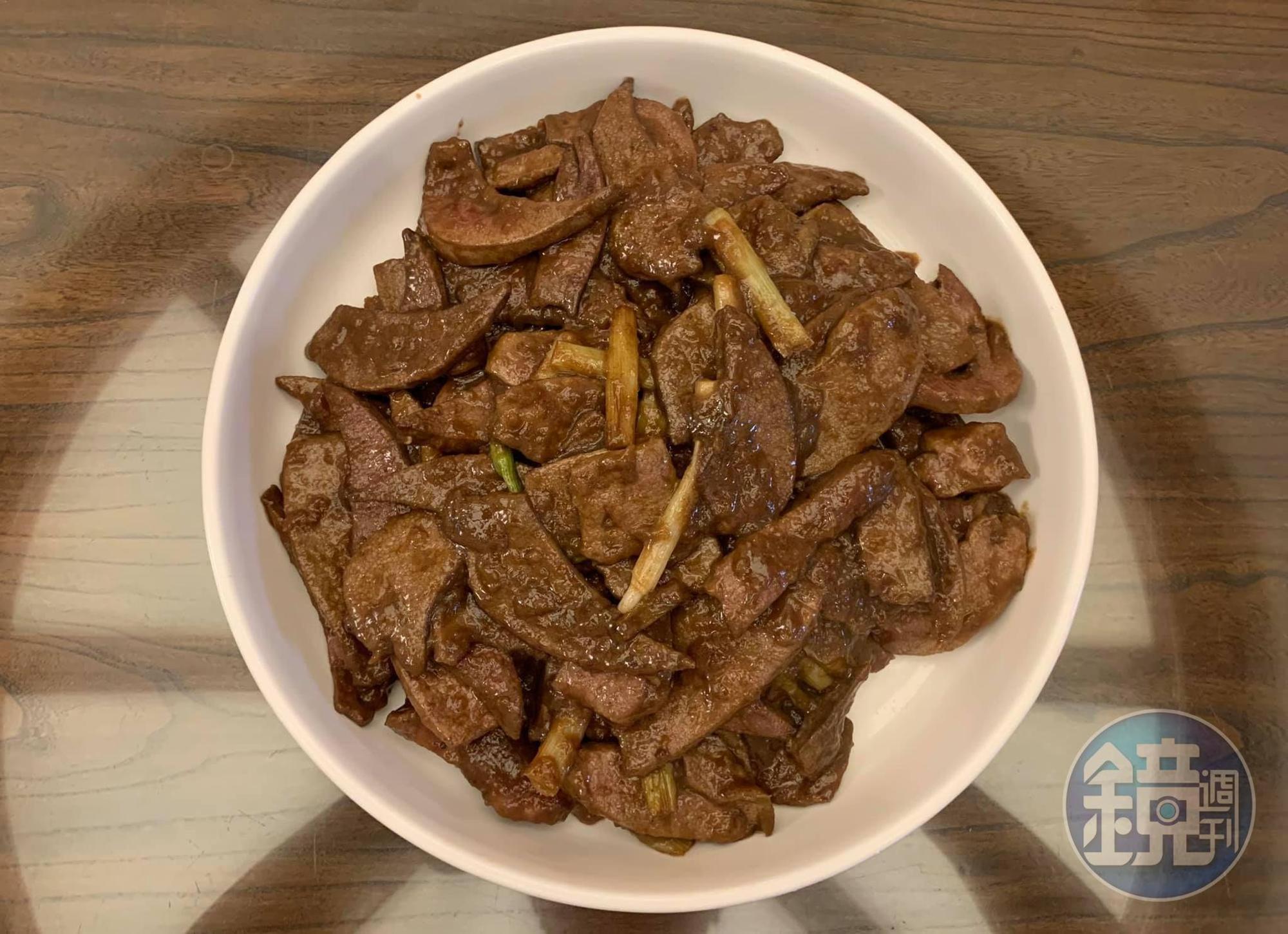 這道「嫩煎豬肝」集合明福台菜與南門市場泉發豬肉鋪老闆娘的心法,果然柔嫩夠味。