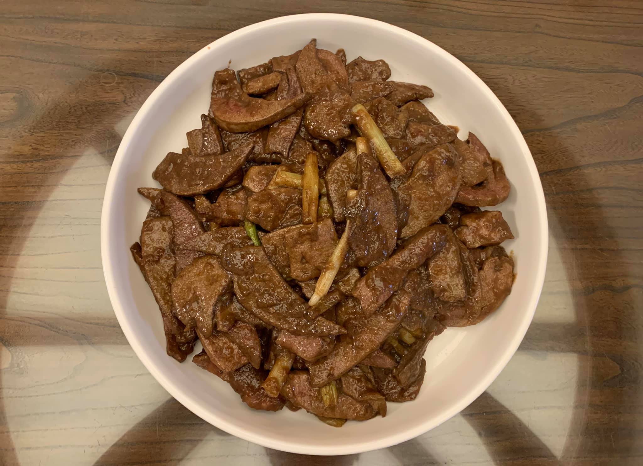 這道「嫩煎豬肝」集合明福台菜與南門市場泉發豬肉鋪老闆娘的心法，果然柔嫩夠味。