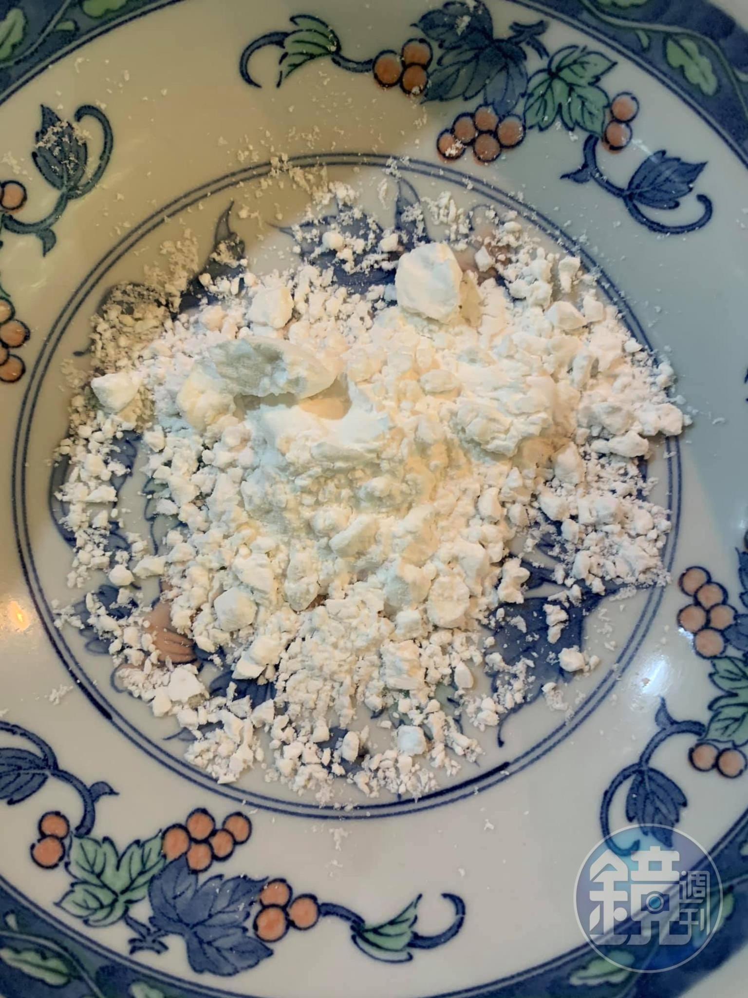 太白粉,只用少許,買木薯或馬鈴薯做的都可。