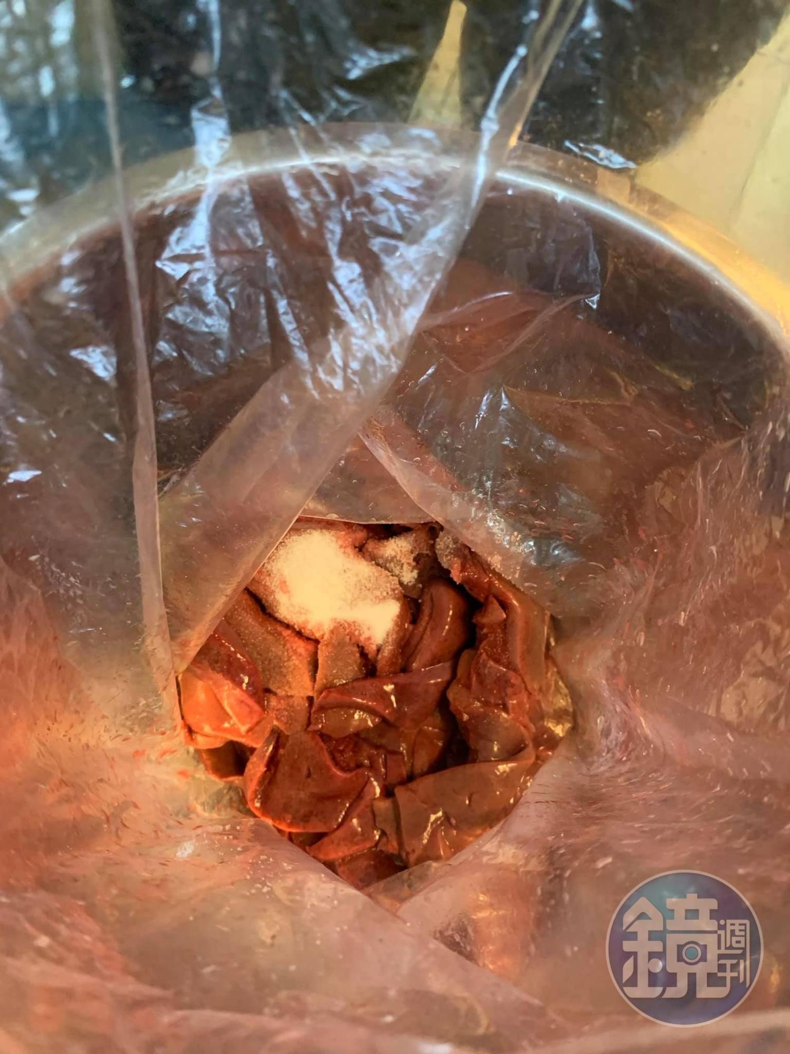 根據老闆娘的指示,直接在塑膠袋中加3匙鹽。