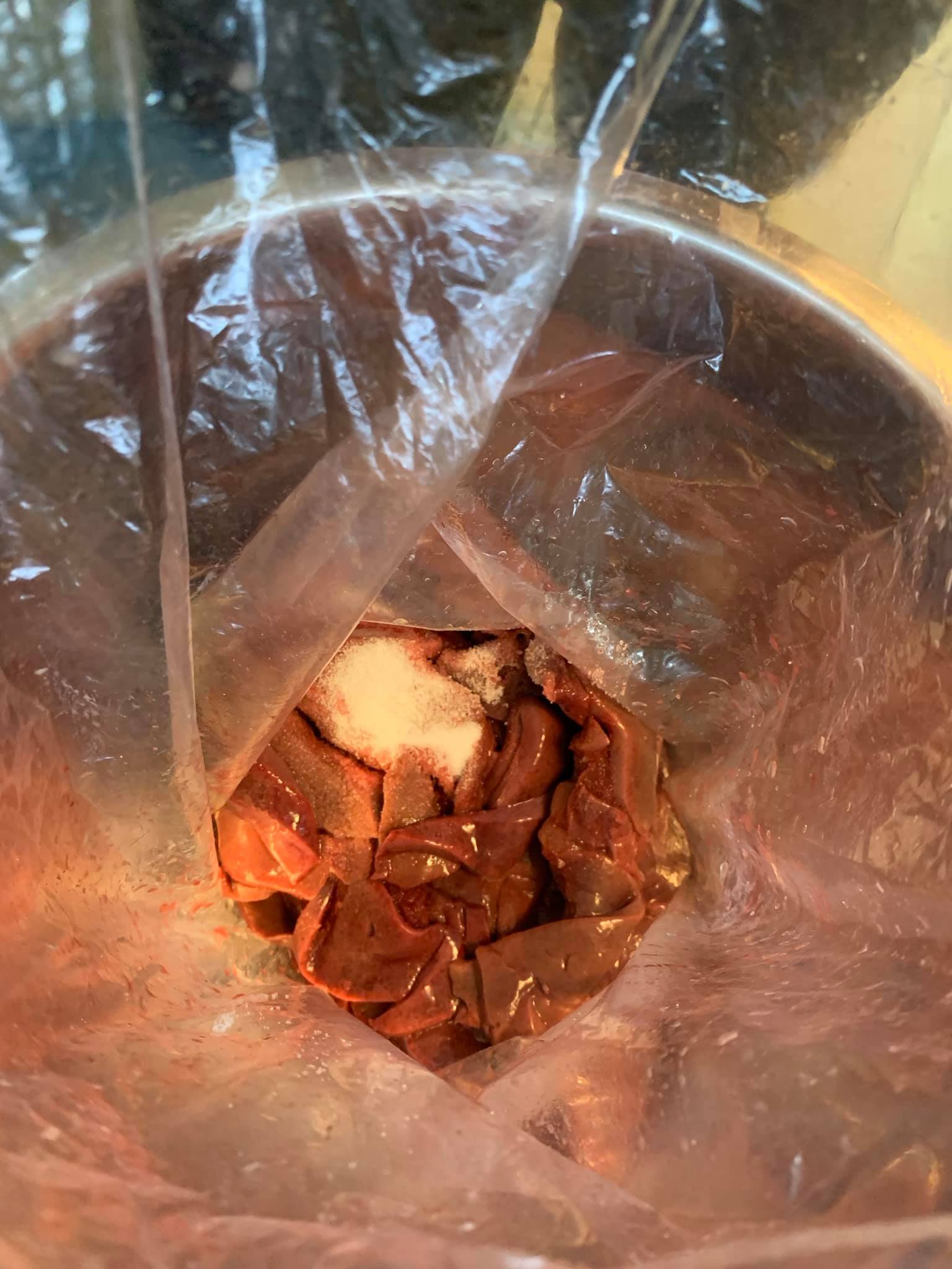 根據老闆娘的指示，直接在塑膠袋中加3匙鹽。