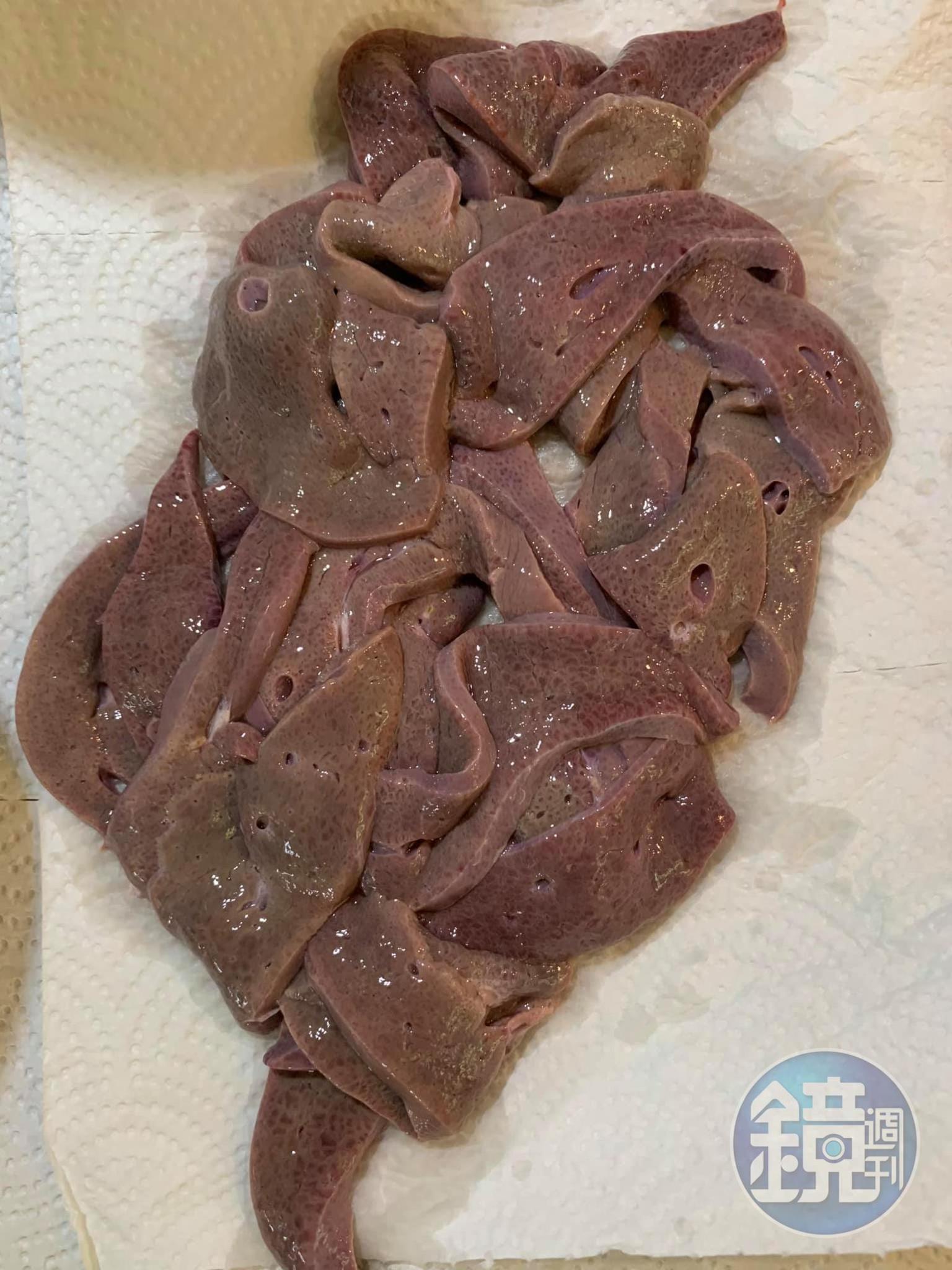 豬肝擦乾備用。