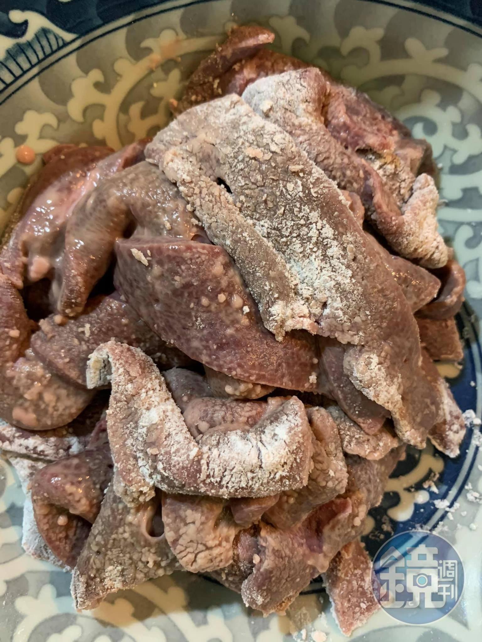 將豬肝薄薄沾上一層粉。
