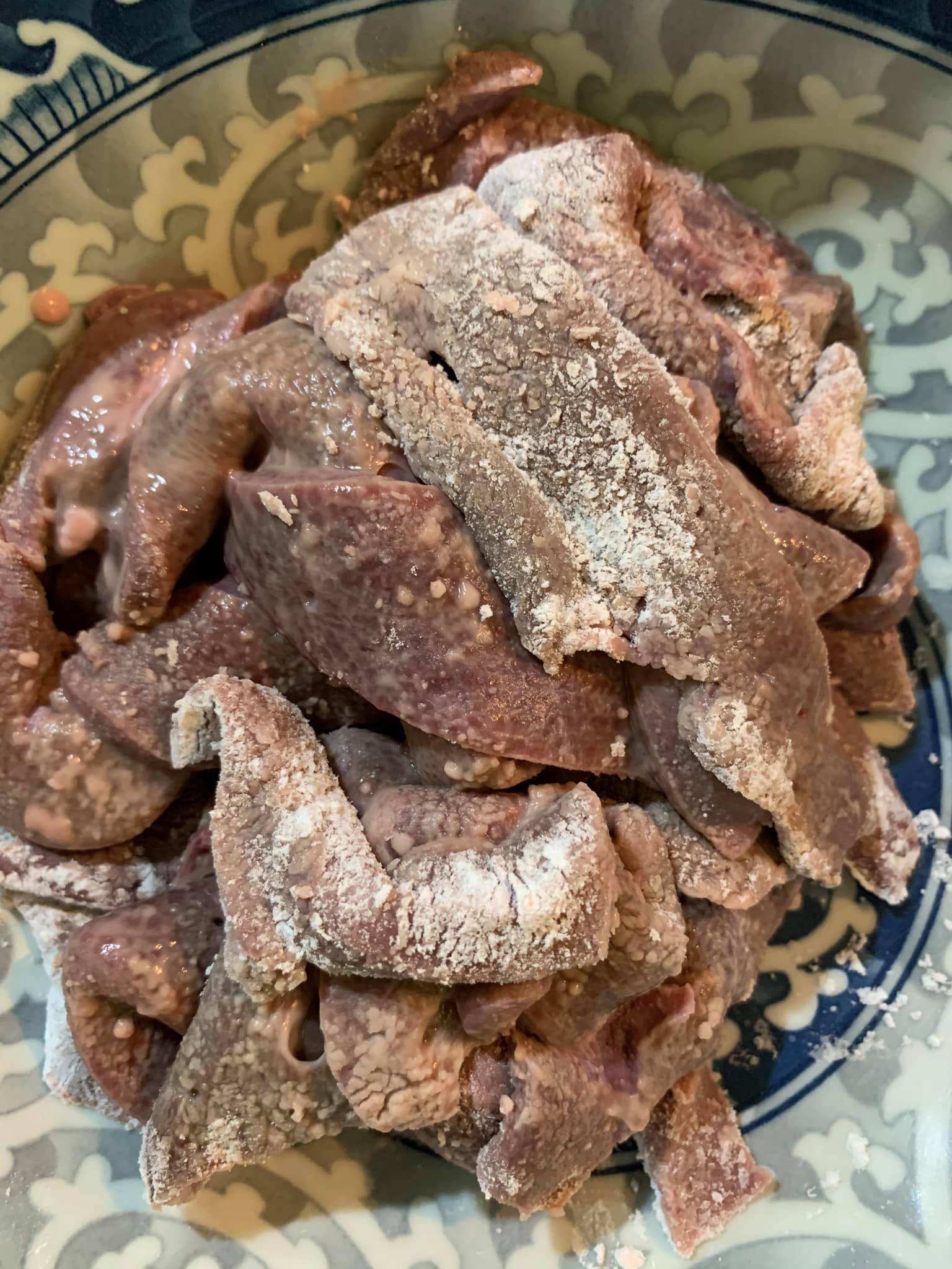 將豬肝薄薄沾上一層粉。