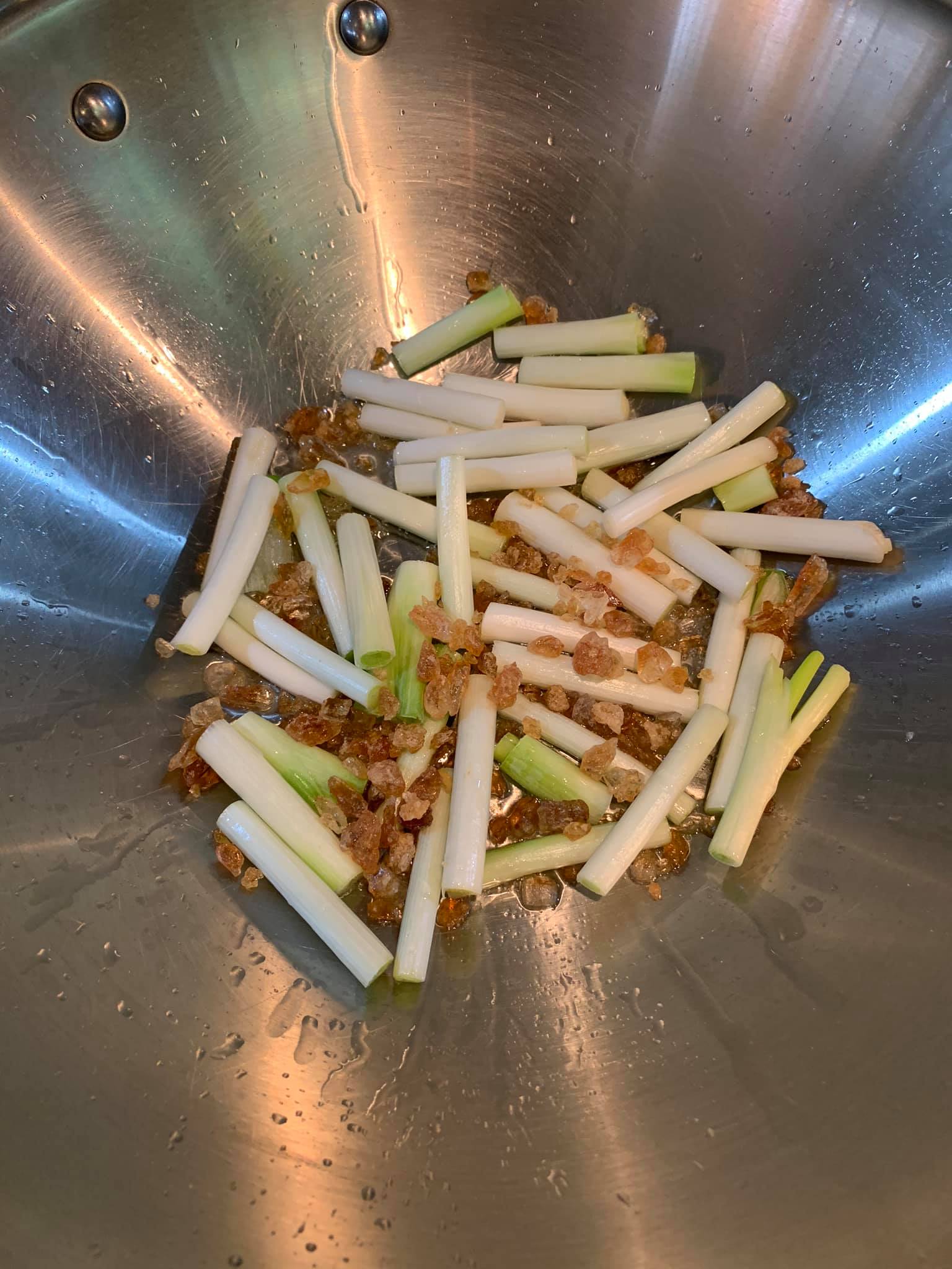 炒蔥白和糖。
