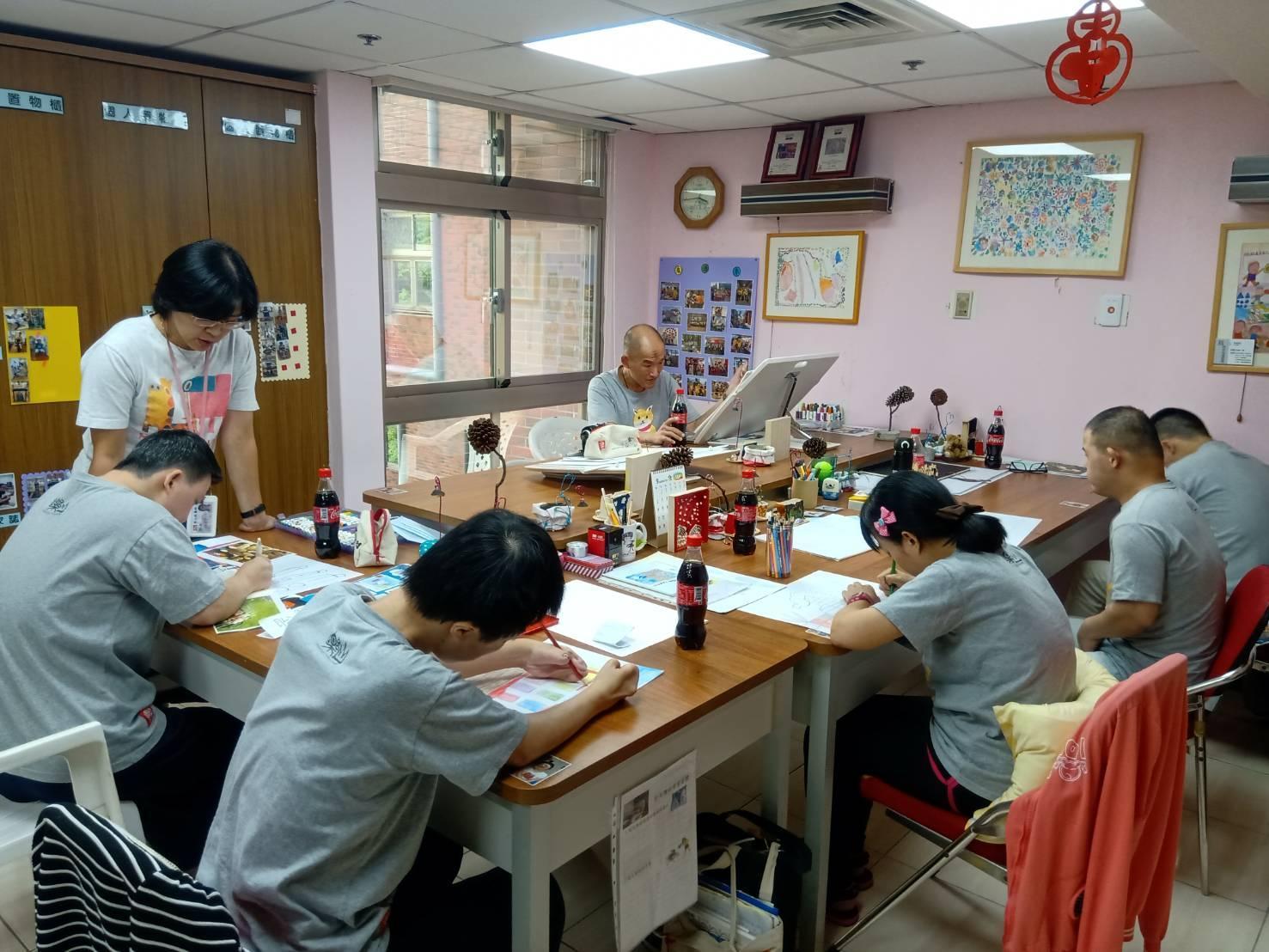 頂新和德文教基金會參訪樂山教養院的「手作班」。(頂新和德文教基金會提供)