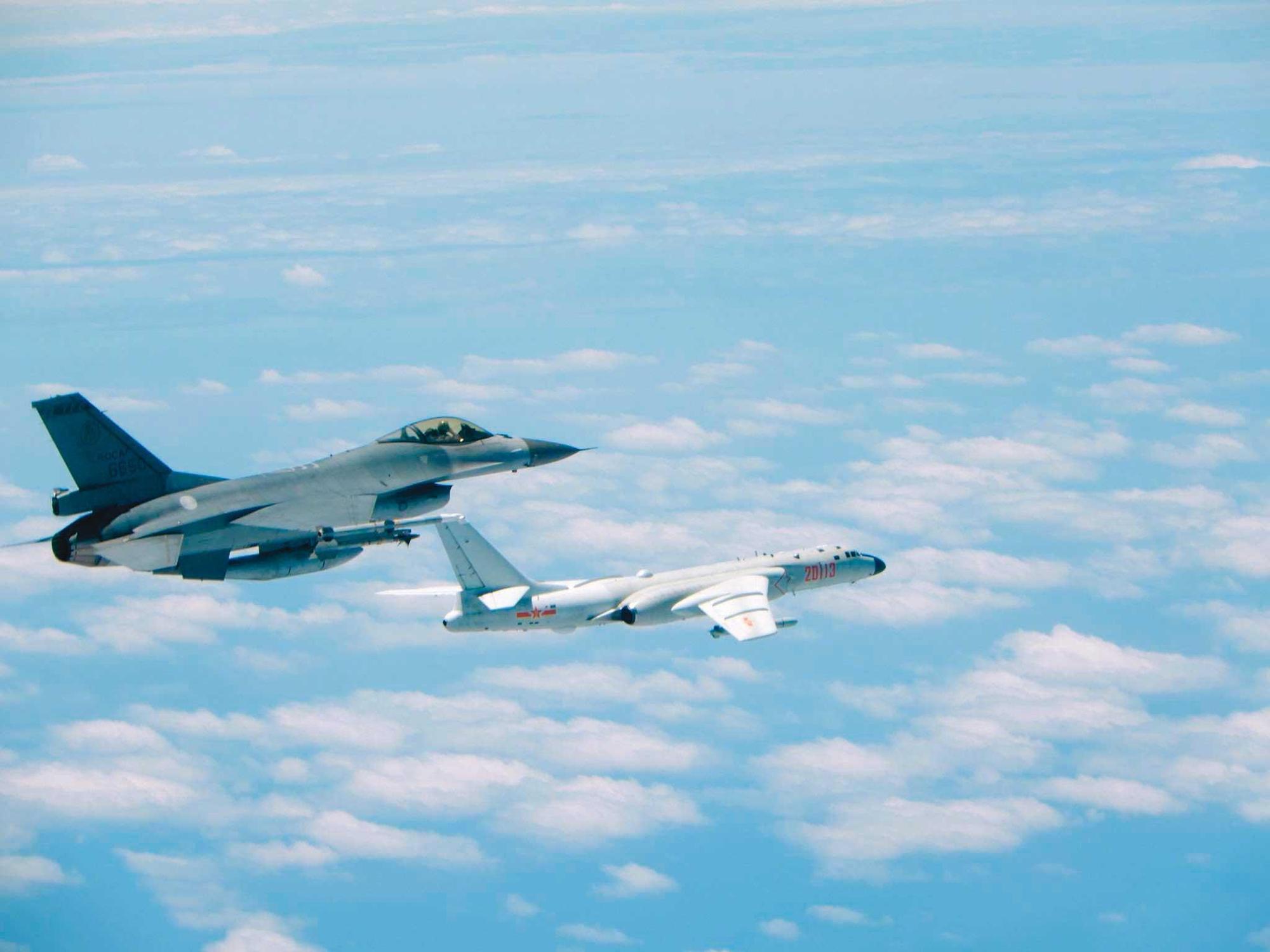 近來共軍戰機頻頻擾台，兩岸局勢緊張下，要維持ECFA的合作關係尤為困難。（空軍司令部提供）