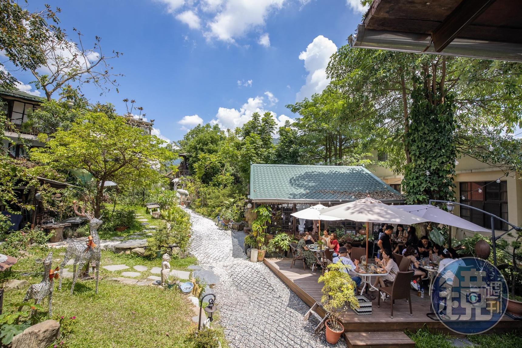「旁聽席」設有戶外用餐區，可欣賞花園美景。