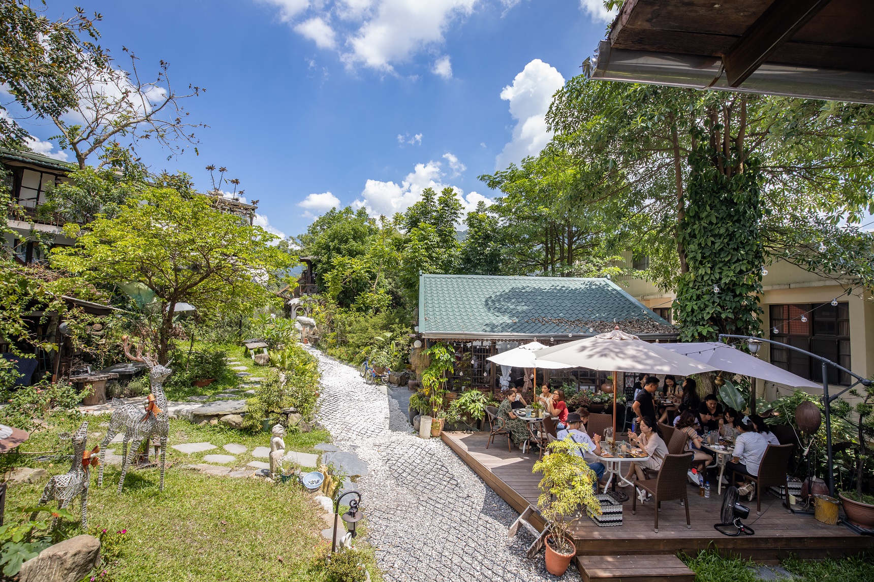 「旁聽席」設有戶外用餐區，可欣賞花園美景。