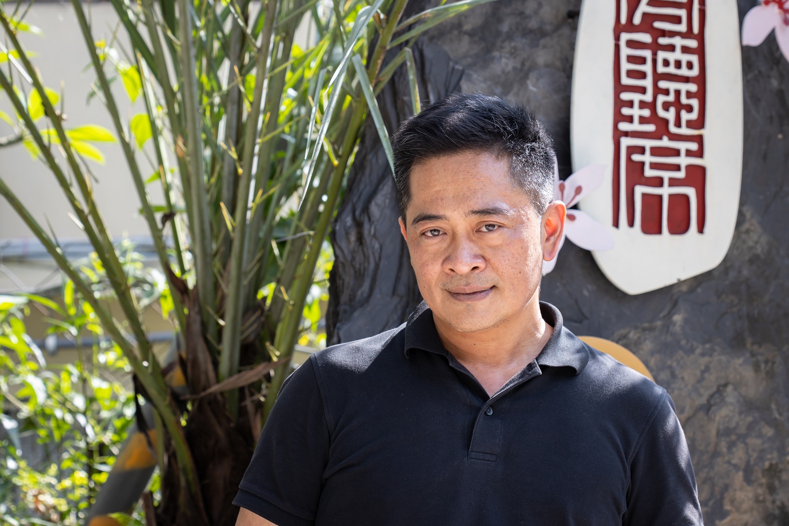 「旁聽席」主人謝銘偉說，為了藝術家雷恩製作的招牌，等了半年才掛上。