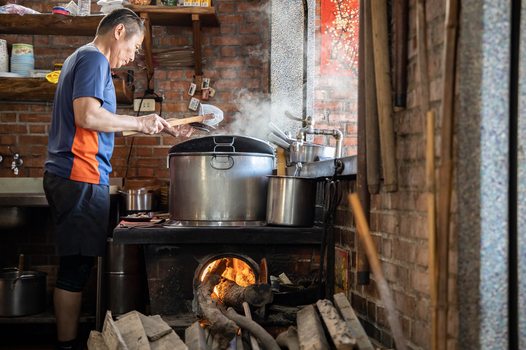 屏東高樹鄉「大路關老麵店」至今仍堅持用柴火來煮麵、熬湯。