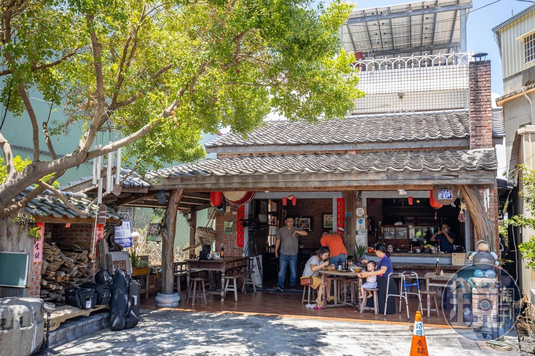 座落在街角的「大路關老麵店」，是遊客們必嘗的懷念滋味。