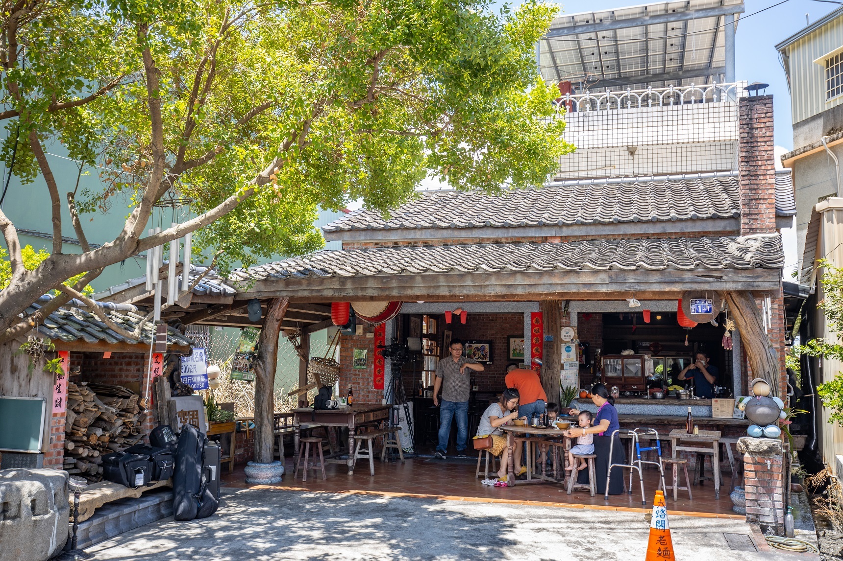 座落在街角的「大路關老麵店」，是遊客們必嘗的懷念滋味。