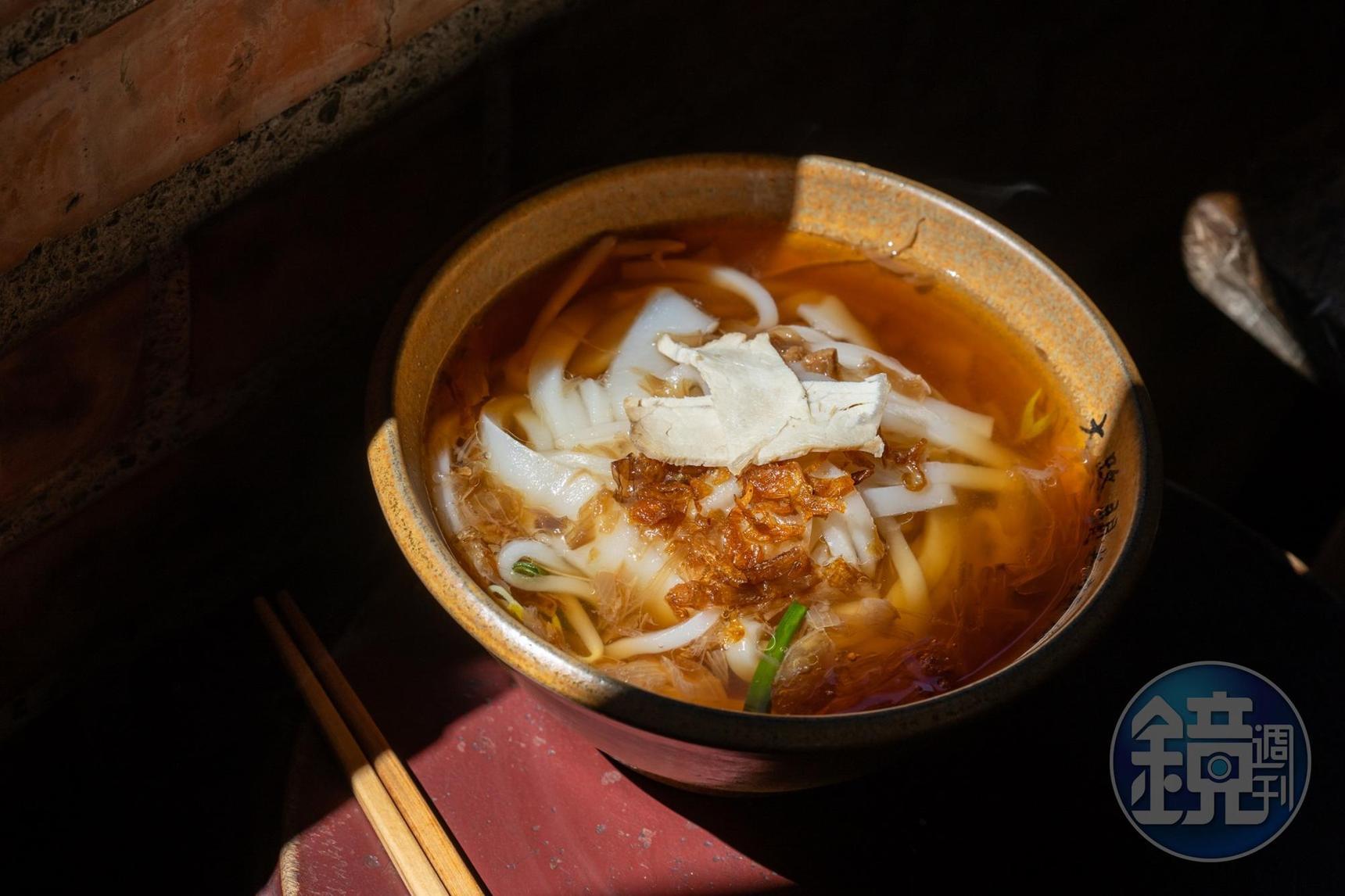 柴燒大灶熬煮的大骨湯頭，簡單放上肉片、紅蔥酥的「粿仔」有著樸實的美味。（40元／碗）。