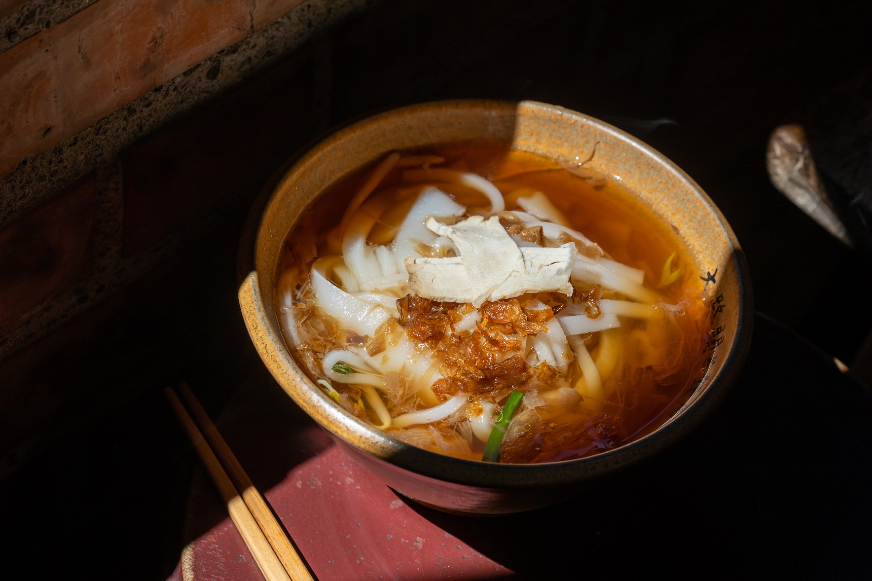 柴燒大灶熬煮的大骨湯頭，簡單放上肉片、紅蔥酥的「粿仔」有著樸實的美味。（40元／碗）。
