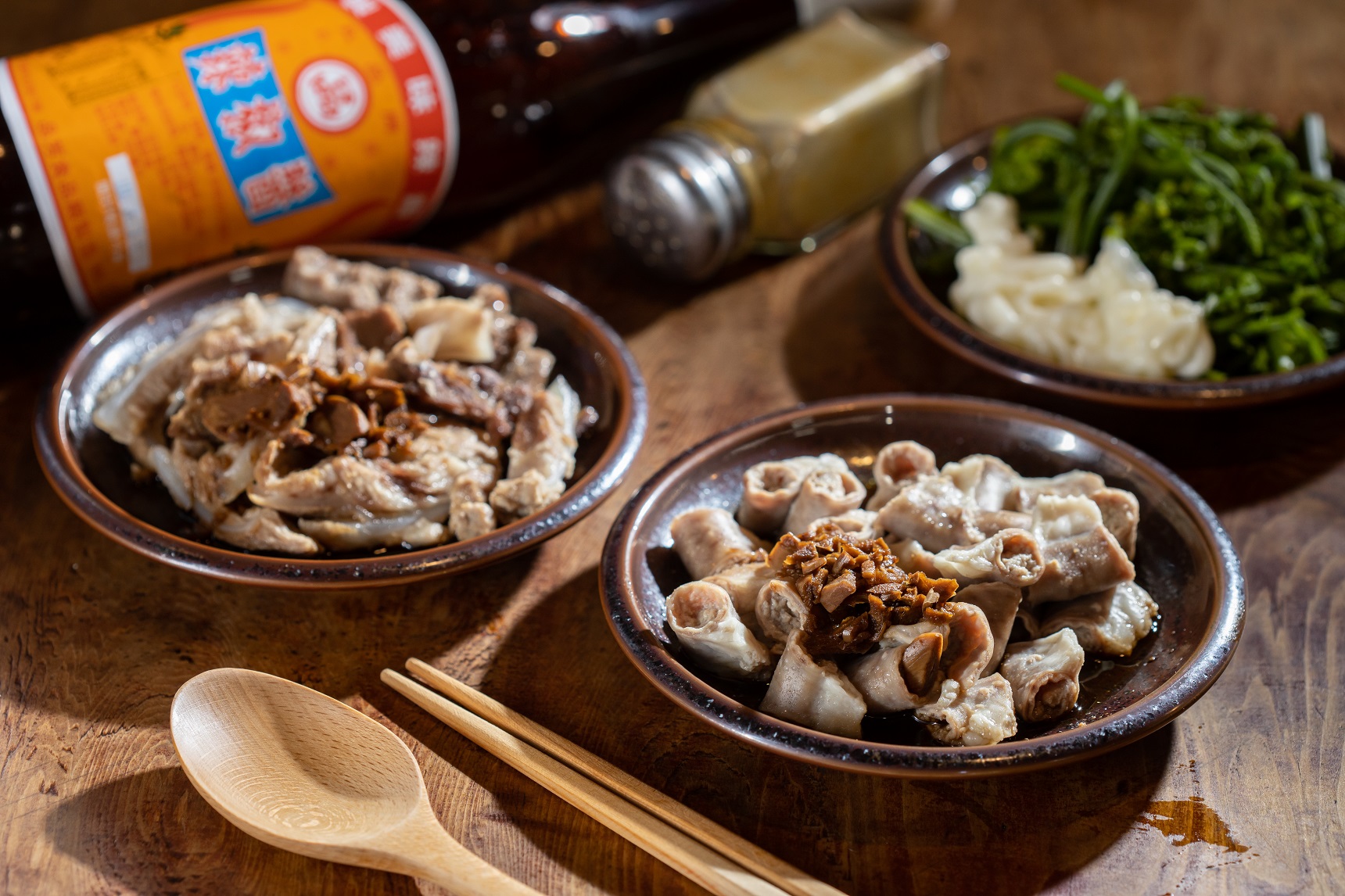 處理乾淨的「大骨肉」（前，40元／份）、豬粉腸（後，40元／份）。
