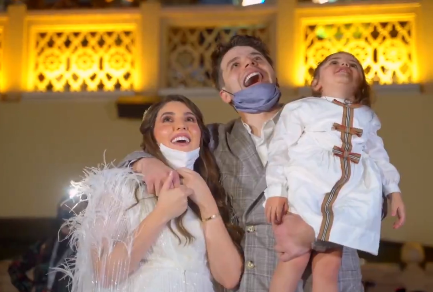 敘利亞一對網紅夫妻在杜拜的世界最高摩天大樓點燈，揭露胎兒的性別。（翻攝自@1iTeacher推特影片）