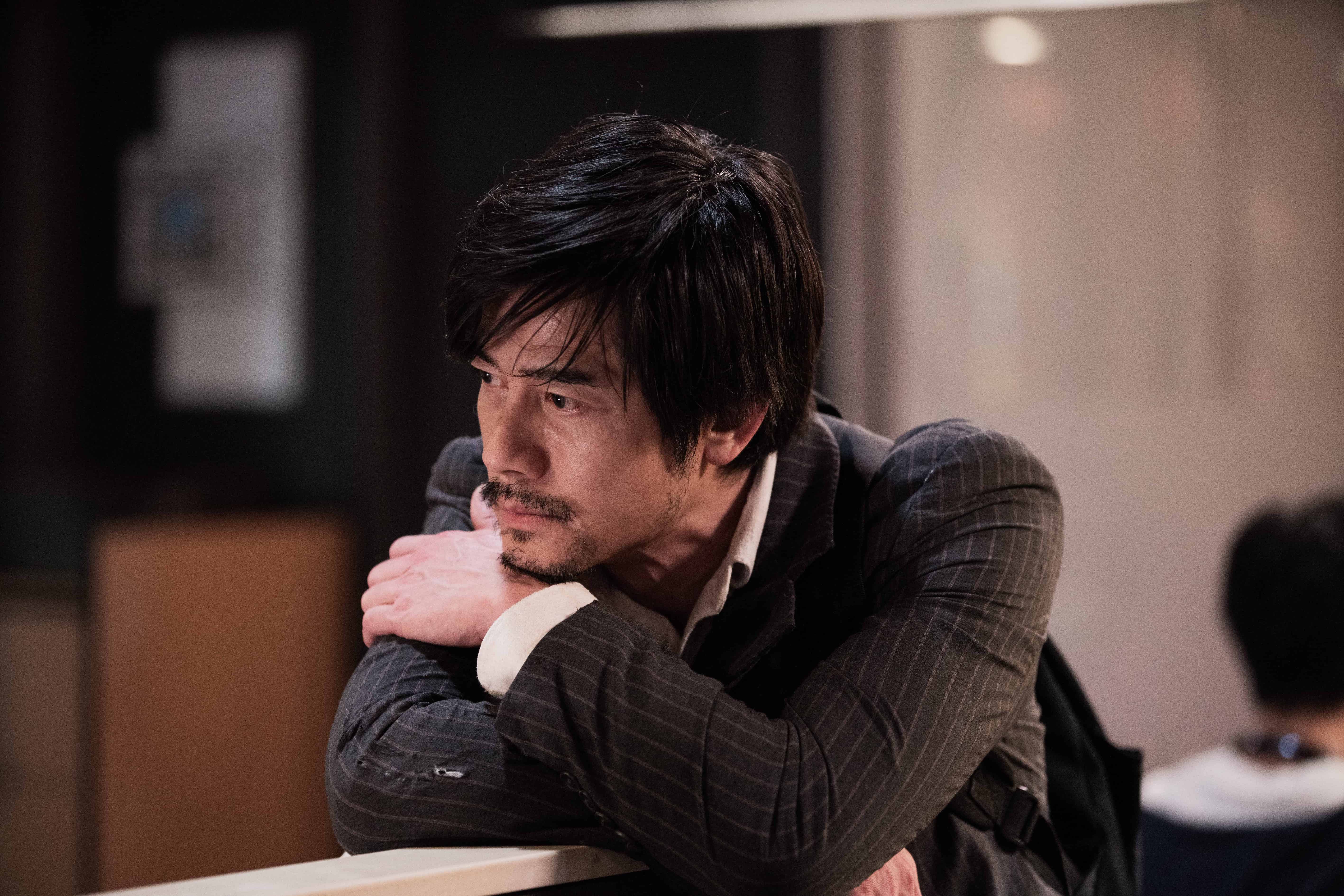 郭富城演出流落街頭的遊民，看起來落魄又削瘦，還為角色狂抽菸。（華映提供）