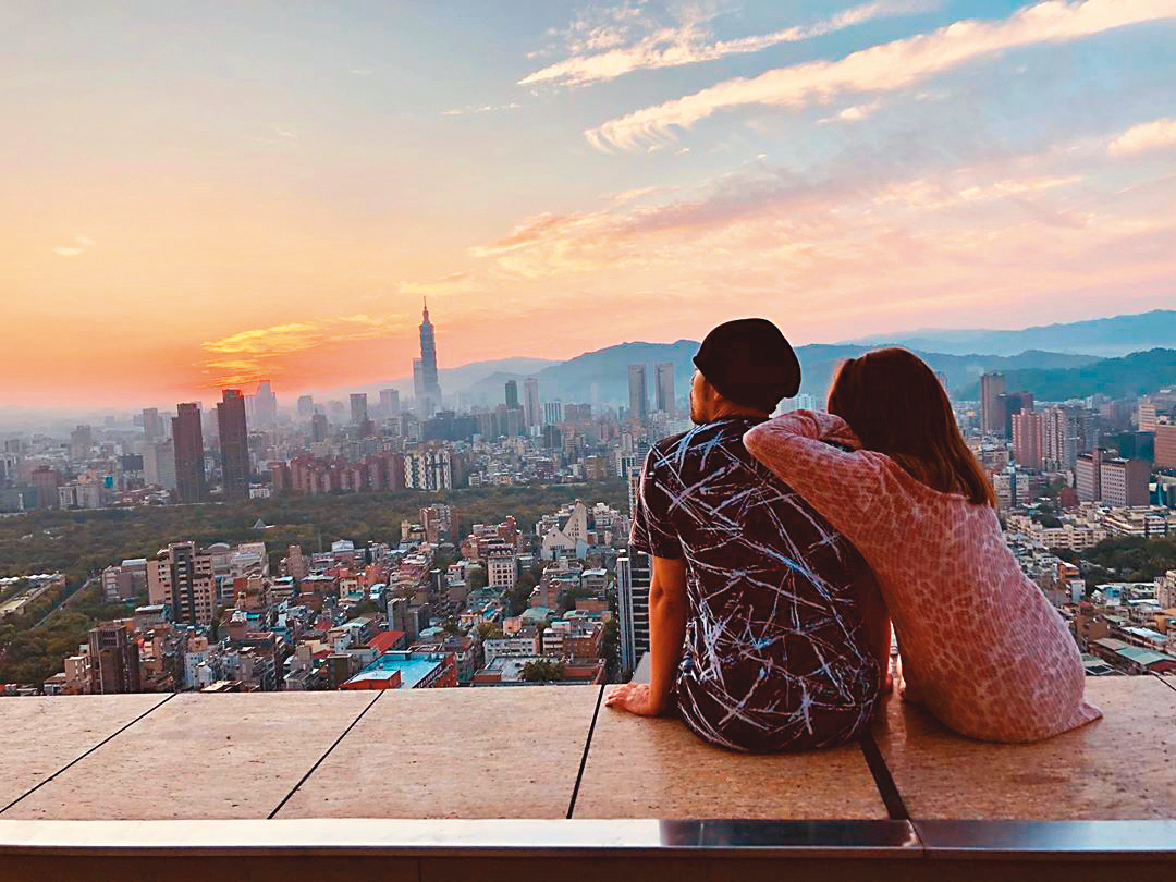 周杰倫砸重金買下頂樓豪宅,夫妻倆常在自家頂樓,一起欣賞夕陽。(翻攝自周杰倫IG)