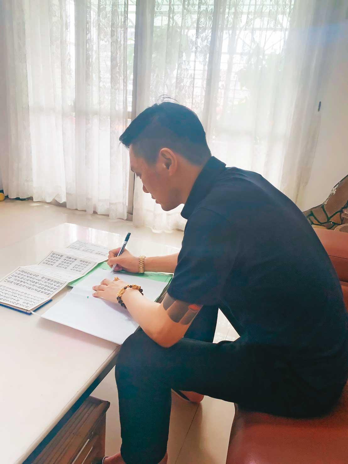 遭收押近1年,連千毅透露在看守所中抄寫《道德經》懺悔。(連千毅提供)