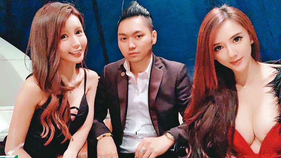 連千毅直播時的助理都是美女，但他澄清彼此只是合作夥伴。（翻攝連千毅IG）