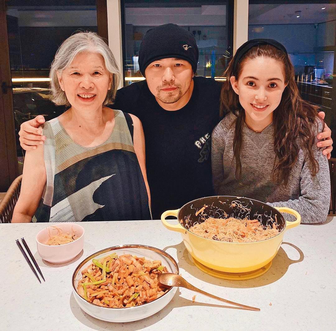 周杰倫和媽媽葉惠美(左)、老婆昆凌(右)的感情親暱,在台期間周董還會做菜給家人吃。(翻攝自周杰倫IG)