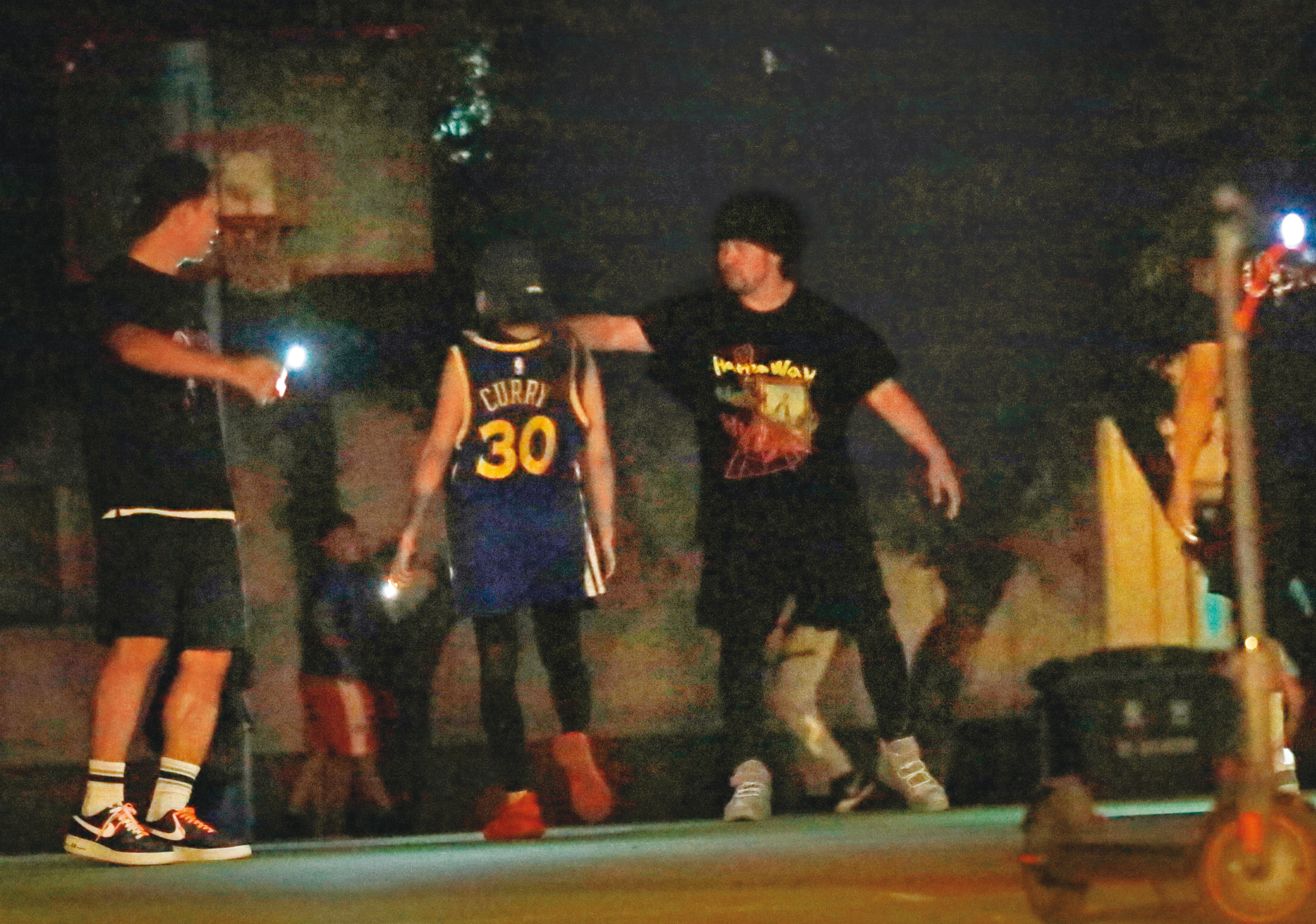 9月7日00：41，周杰倫（右）穿著一身黑，和友人在新生公園籃球場打球。