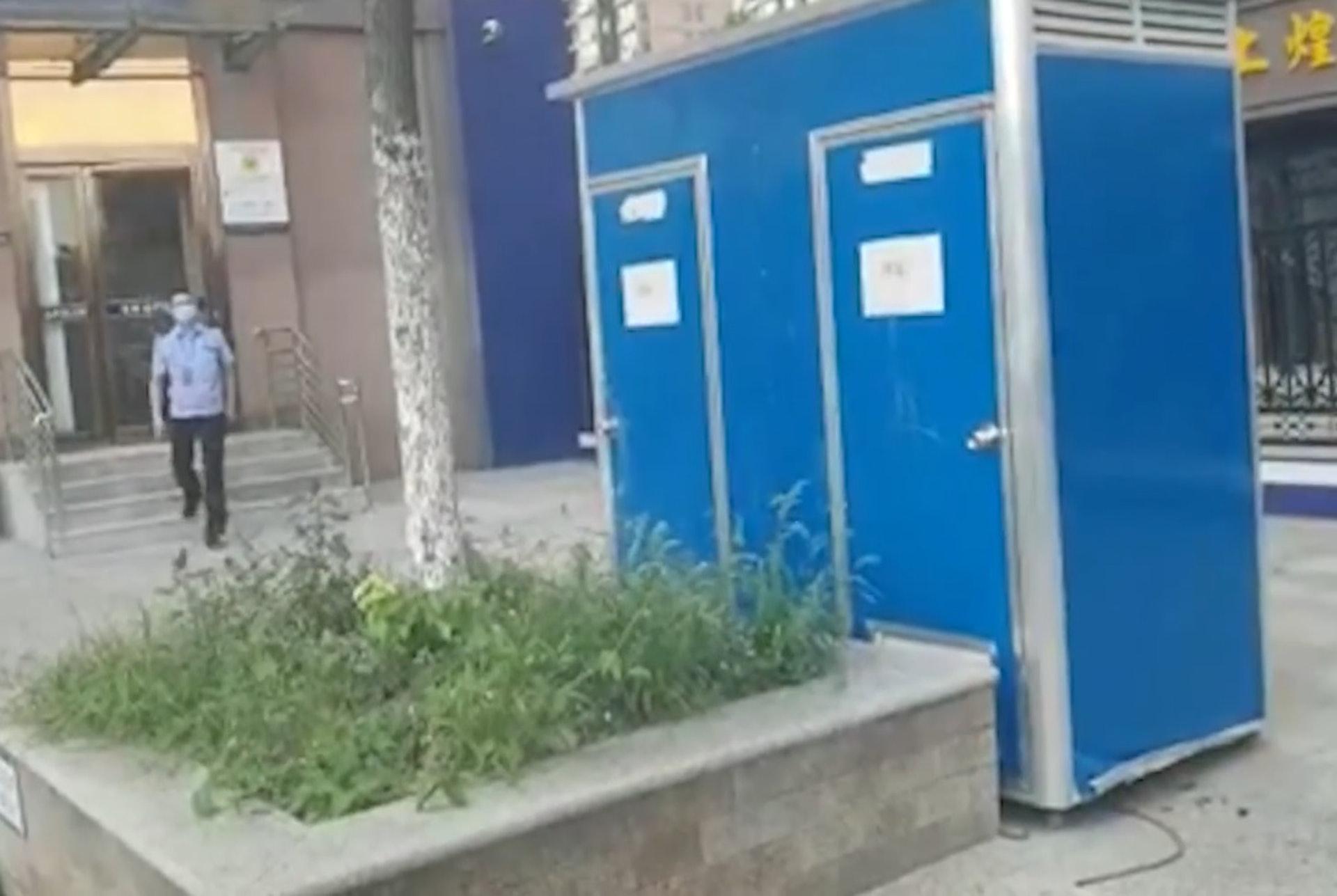 警方透過監視器追查,在夏女家門前發現被竊的流動廁所。(翻攝自遼寧廣播電視台官方賬號YouTube)